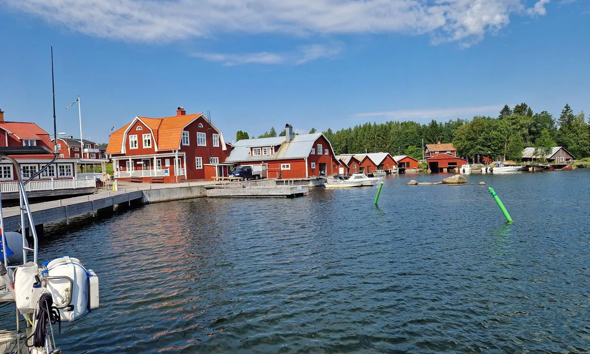 Skärså: {"base": "en", "no": "Utenfor seilingsleden synker dybden sv\u00e6rt raskt.<br>Det er kun mulig for b\u00e5ter med veldig lite dypg\u00e5ende \u00e5 ankre opp i bukten.", "se": "Utanf\u00f6r farleden sjunker djupet mycket snabbt.<br>F\u00f6rt\u00f6jning i viken \u00e4r endast m\u00f6jlig f\u00f6r b\u00e5tar med mycket litet djupg\u00e5ende.", "en": "Outside of the fair way the depth falls down very quickly.\r\nAnchoring in the bay is only possible for very shallow draft boats.", "da": "Uden for sejlrenden falder dybden meget hurtigt.<br>Forankring i bugten er kun mulig for b\u00e5de med meget lav dybgang.", "fr": "En dehors du chenal la profondeur chute tr\u00e8s rapidement. Il n'est possible de mouiller dans la baie que pour des bateaux \u00e0 tr\u00e8s faible tirant d'eau.", "de": "Au\u00dferhalb des Fahrwassers f\u00e4llt die Tiefe sehr schnell ab. Das Ankern in der Bucht ist nur f\u00fcr Boote mit sehr geringem Tiefgang m\u00f6glich.", "es": "Fuera de la v\u00eda principal la profundidad disminuye muy r\u00e1pidamente. <br> Anclar en la bah\u00eda solo es posible para embarcaciones de calado muy superficial.", "it": "Al di fuori della via principale, la profondit\u00e0 diminuisce molto rapidamente. L'ancoraggio nella baia \u00e8 possibile solo per imbarcazioni con pescaggio molto limitato.", "pt": "Fora do canal de navega\u00e7\u00e3o, a profundidade cai muito rapidamente.<br> Ancorar na ba\u00eda \u00e9 poss\u00edvel apenas para barcos com calado muito raso.", "nl": "Buiten de vaargeul daalt de diepte zeer snel. Ankeren in de baai is alleen mogelijk voor boten met een zeer geringe diepgang.", "pl": "Poza torem wodnym g\u0142\u0119boko\u015b\u0107 szybko spada. Kotwiczenie w zatoce jest mo\u017cliwe tylko dla \u0142odzi o bardzo ma\u0142ym zanurzeniu.", "uk": "\u041f\u043e\u0437\u0430 \u0444\u0430\u0440\u0432\u0430\u0442\u0435\u0440\u043e\u043c \u0433\u043b\u0438\u0431\u0438\u043d\u0430 \u0440\u0456\u0437\u043a\u043e \u0437\u043c\u0435\u043d\u0448\u0443\u0454\u0442\u044c\u0441\u044f. \u042f\u043a\u0456\u0440\u043d\u0430 \u0441\u0442\u043e\u044f\u043d\u043a\u0430 \u0432 \u0437\u0430\u0442\u043e\u0446\u0456 \u043c\u043e\u0436\u043b\u0438\u0432\u0430 \u043b\u0438\u0448\u0435 \u0434\u043b\u044f \u0441\u0443\u0434\u0435\u043d \u0437 \u0434\u0443\u0436\u0435 \u043c\u0430\u043b\u043e\u044e \u043e\u0441\u0430\u0434\u043a\u043e\u044e.", "ro": "\u00cen afara drumului navigabil, ad\u00e2ncimea scade foarte repede. Ancorarea \u00een golf este posibil\u0103 doar pentru ambarca\u021biuni cu pescaj foarte mic.", "tr": "D\u00fczg\u00fcn deniz yolunun d\u0131\u015f\u0131ndaki derinlik \u00e7ok h\u0131zl\u0131 bir \u015fekilde azal\u0131r. Koyda demirlemek sadece \u00e7ok s\u0131\u011f draftl\u0131 tekneler i\u00e7in m\u00fcmk\u00fcnd\u00fcr.", "el": "\u0388\u03be\u03c9 \u03b1\u03c0\u03cc \u03c4\u03b7\u03bd \u03b3\u03c1\u03b1\u03bc\u03bc\u03ae \u03bd\u03b1\u03c5\u03c3\u03b9\u03c0\u03bb\u03bf\u0390\u03b1\u03c2 \u03c4\u03bf \u03b2\u03ac\u03b8\u03bf\u03c2 \u03c0\u03ad\u03c6\u03c4\u03b5\u03b9 \u03c0\u03bf\u03bb\u03cd \u03b3\u03c1\u03ae\u03b3\u03bf\u03c1\u03b1. <br> \u0397 \u03b1\u03b3\u03ba\u03c5\u03c1\u03bf\u03b2\u03bf\u03bb\u03af\u03b1 \u03c3\u03c4\u03bf\u03bd \u03ba\u03cc\u03bb\u03c0\u03bf \u03b5\u03af\u03bd\u03b1\u03b9 \u03b4\u03c5\u03bd\u03b1\u03c4\u03ae \u03bc\u03cc\u03bd\u03bf \u03b3\u03b9\u03b1 \u03c0\u03bf\u03bb\u03cd \u03c1\u03b7\u03c7\u03ac \u03c3\u03ba\u03ac\u03c6\u03b7.", "cs": "Mimo hlavn\u00ed plavebn\u00ed dr\u00e1hu hloubka velmi rychle kles\u00e1.<br> Kotven\u00ed v z\u00e1toce je mo\u017en\u00e9 pouze pro lod\u011b s velmi mal\u00fdm ponorem.", "hu": "A f\u0151\u00fatvonalon k\u00edv\u00fcl a m\u00e9lys\u00e9g nagyon gyorsan cs\u00f6kken.<br>Horgonyz\u00e1s az \u00f6b\u00f6lben csak nagyon sek\u00e9ly mer\u00fcl\u00e9s\u0171 haj\u00f3k sz\u00e1m\u00e1ra lehets\u00e9ges.", "fi": "V\u00e4yl\u00e4n ulkopuolella syvyys laskee hyvin nopeasti. Ankkurointi lahdessa on mahdollista vain eritt\u00e4in matalasyv\u00e4yksisill\u00e4 veneill\u00e4.", "bg": "\u0418\u0437\u0432\u044a\u043d \u0444\u0430\u0440\u0432\u0430\u0442\u0435\u0440\u0430 \u0434\u044a\u043b\u0431\u043e\u0447\u0438\u043d\u0430\u0442\u0430 \u0431\u044a\u0440\u0437\u043e \u0441\u043f\u0430\u0434\u0430.<br> \u0417\u0430\u043a\u043e\u0442\u0432\u044f\u043d\u0435\u0442\u043e \u0432 \u0437\u0430\u043b\u0438\u0432\u0430 \u0435 \u0432\u044a\u0437\u043c\u043e\u0436\u043d\u043e \u0441\u0430\u043c\u043e \u0437\u0430 \u043b\u043e\u0434\u043a\u0438 \u0441 \u043c\u043d\u043e\u0433\u043e \u043c\u0430\u043b\u043a\u043e \u0433\u0430\u0437\u0435\u043d\u0435.", "sr": "\u0418\u0437\u0432\u0430\u043d \u043f\u043b\u043e\u0432\u043d\u043e\u0433 \u043f\u0443\u0442\u0430 \u0434\u0443\u0431\u0438\u043d\u0430 \u0441\u0435 \u0432\u0435\u043e\u043c\u0430 \u0431\u0440\u0437\u043e \u0441\u043c\u0430\u045a\u0443\u0458\u0435. <br>\u041f\u0440\u0438\u0441\u0442\u0430\u0458\u0430\u045a\u0435 \u0443 \u0437\u0430\u043b\u0438\u0432\u0443 \u043c\u043e\u0433\u0443\u045b\u0435 \u0458\u0435 \u0441\u0430\u043c\u043e \u0437\u0430 \u0431\u0440\u043e\u0434\u043e\u0432\u0435 \u0441\u0430 \u0432\u0435\u043e\u043c\u0430 \u043c\u0430\u043b\u0438\u043c \u0433\u0430\u0437\u043e\u043c.", "et": "V\u00e4ljaspool laevateed langeb s\u00fcgavus v\u00e4ga kiiresti.<br/>Lahe ankurdus on v\u00f5imalik ainult v\u00e4ga v\u00e4ikese s\u00fcvisega paatidele.", "lv": "\u0100rpus taisn\u0101s kursa l\u012bnijas dzi\u013cums \u013coti strauji samazin\u0101s.<br>Enkuro\u0161an\u0101s l\u012bc\u012b ir iesp\u0113jama tikai \u013coti maz dzi\u013cum\u0101 iegremd\u0113tiem ku\u0123iem.", "lt": "U\u017e pagrindinio kanalo gylis labai greitai suma\u017e\u0117ja. U\u017einkaravimas \u012flankoje galimas tik labai seklaus grimzl\u0117s laivams."}