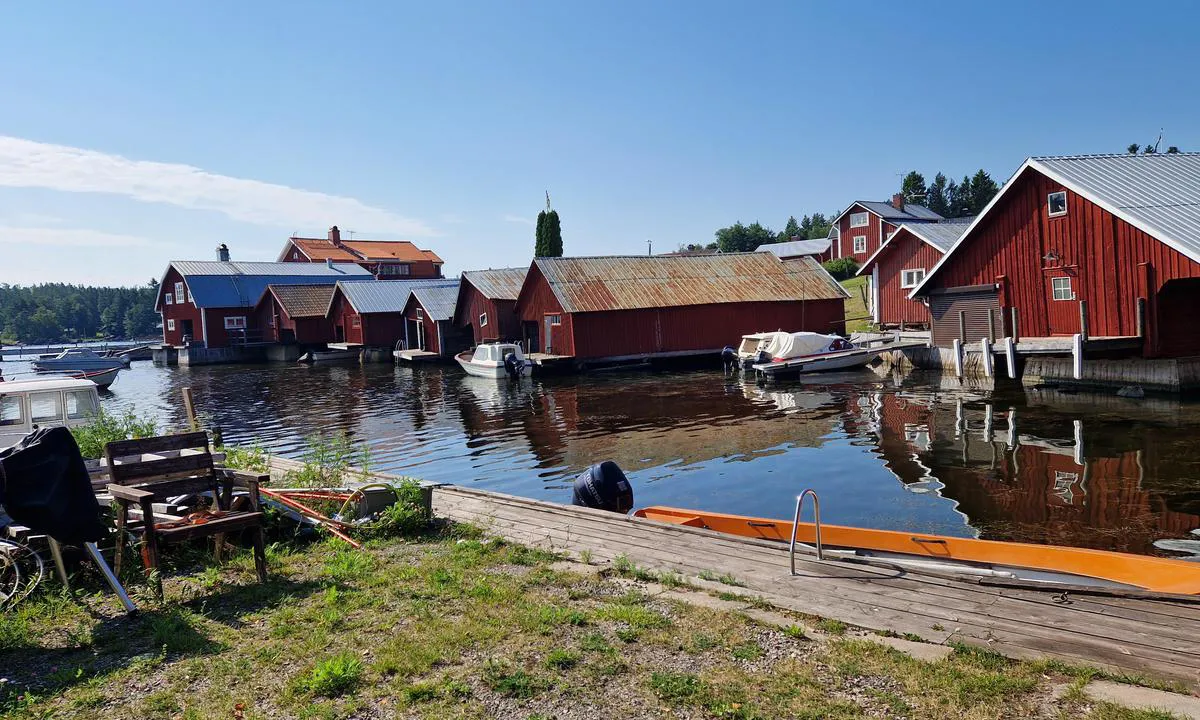 Skärså: {"base": "en", "no": "Noen fiskere er fortsatt aktive.", "se": "N\u00e5gra fiskare \u00e4r fortfarande aktiva.", "en": "Some fishermen are still active.", "da": "Nogle fiskere er stadig aktive.", "fr": "Quelques p\u00eacheurs sont toujours actifs.", "de": "Einige Fischer sind noch aktiv.", "es": "Algunos pescadores todav\u00eda est\u00e1n activos.", "it": "Alcuni pescatori sono ancora attivi.", "pt": "Alguns pescadores ainda est\u00e3o ativos.", "nl": "Sommige vissers zijn nog steeds actief.", "pl": "Niekt\u00f3rzy rybacy s\u0105 nadal aktywni.", "uk": "\u0414\u0435\u044f\u043a\u0456 \u0440\u0438\u0431\u0430\u043b\u043a\u0438 \u0432\u0441\u0435 \u0449\u0435 \u0430\u043a\u0442\u0438\u0432\u043d\u0456.", "ro": "Unii pescari sunt \u00eenc\u0103 activi.", "tr": "Baz\u0131 bal\u0131k\u00e7\u0131lar hala faal.", "el": "\u039c\u03b5\u03c1\u03b9\u03ba\u03bf\u03af \u03c8\u03b1\u03c1\u03ac\u03b4\u03b5\u03c2 \u03b5\u03af\u03bd\u03b1\u03b9 \u03b1\u03ba\u03cc\u03bc\u03b1 \u03b5\u03bd\u03b5\u03c1\u03b3\u03bf\u03af.", "cs": "N\u011bkte\u0159\u00ed ryb\u00e1\u0159i jsou st\u00e1le aktivn\u00ed.", "hu": "N\u00e9h\u00e1ny hal\u00e1sz m\u00e9g mindig akt\u00edv.", "fi": "Jotkut kalastajat ovat edelleen aktiivisia.", "bg": "\u041d\u044f\u043a\u043e\u0438 \u0440\u0438\u0431\u0430\u0440\u0438 \u0432\u0441\u0435 \u043e\u0449\u0435 \u0441\u0430 \u0430\u043a\u0442\u0438\u0432\u043d\u0438.", "sr": "Neki ribari su i dalje aktivni.", "et": "M\u00f5ned kalurid on endiselt aktiivsed.", "lv": "Da\u017ei zvejnieki joproj\u0101m ir akt\u012bvi.", "lt": "Kai kurie \u017evejai vis dar aktyv\u016bs."}
