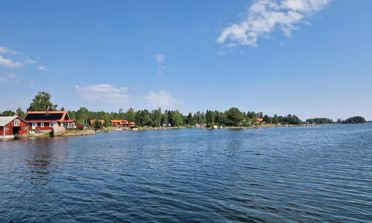 Skärså: {"base": "en", "no": "Bukten er vakker, men v\u00e6r oppmerksom p\u00e5 \u00e5 holde deg i ledlinjen.<br>Hvis du vil utforske, bruk din lettb\u00e5t.", "se": "Viken \u00e4r h\u00e4rlig men var uppm\u00e4rksam p\u00e5 att h\u00e5lla dig i farleden. <br> Om du vill utforska, anv\u00e4nd din dinge.", "en": "The bay is lovely but pay attention to stay in the fairway.\r\nIf you want to explore, use your tender.", "da": "Bugten er sk\u00f8n, men v\u00e6r opm\u00e6rksom p\u00e5 at blive i sejlrenden.<br />Hvis du vil udforske, brug din jolle.", "fr": "<p>La baie est magnifique mais faites attention de rester dans le chenal.</p>\n<p>Si vous souhaitez explorer, utilisez votre annexe.</p>", "de": "Die Bucht ist wundersch\u00f6n, aber achten Sie darauf, im Fahrwasser zu bleiben. Wenn Sie erkunden m\u00f6chten, benutzen Sie Ihr Beiboot.", "es": "La bah\u00eda es encantadora pero preste atenci\u00f3n para mantenerse en el canal navegable.<br> Si quiere explorar, use su bote auxiliar.", "it": "La baia \u00e8 incantevole, ma fai attenzione a rimanere nel canale di navigazione. Se vuoi esplorare, usa il tuo tender.", "pt": "A ba\u00eda \u00e9 encantadora, mas preste aten\u00e7\u00e3o para permanecer no canal de navega\u00e7\u00e3o. Se quiser explorar, use seu bote.", "nl": "De baai is prachtig, maar let erop dat je in de vaargeul blijft. Als je wilt verkennen, gebruik dan je tender.", "pl": "Zatoka jest urocza, ale zwr\u00f3\u0107 uwag\u0119, aby pozostawa\u0107 na torze wodnym. <br> Je\u015bli chcesz zwiedza\u0107, u\u017cyj swojej tenderki.", "uk": "\u0417\u0430\u0442\u043e\u043a\u0430 \u043f\u0440\u0435\u043a\u0440\u0430\u0441\u043d\u0430, \u0430\u043b\u0435 \u0437\u0432\u0435\u0440\u043d\u0456\u0442\u044c \u0443\u0432\u0430\u0433\u0443 \u043d\u0430 \u0442\u0435, \u0449\u043e\u0431 \u0437\u0430\u043b\u0438\u0448\u0430\u0442\u0438\u0441\u044f \u0432 \u0444\u0430\u0440\u0432\u0430\u0442\u0435\u0440\u0456.<br>\u042f\u043a\u0449\u043e \u0445\u043e\u0447\u0435\u0442\u0435 \u0434\u043e\u0441\u043b\u0456\u0434\u0436\u0443\u0432\u0430\u0442\u0438, \u0432\u0438\u043a\u043e\u0440\u0438\u0441\u0442\u043e\u0432\u0443\u0439\u0442\u0435 \u0441\u0432\u0456\u0439 \u0442\u0435\u043d\u0434\u0435\u0440.", "ro": "Golful este \u00eenc\u00e2nt\u0103tor, dar fi\u021bi aten\u021bi s\u0103 r\u0103m\u00e2ne\u021bi pe calea navigabil\u0103.<br> Dac\u0103 dori\u021bi s\u0103 explora\u021bi, folosi\u021bi ambarca\u021biunea de serviciu.", "tr": "Koy \u00e7ok g\u00fczel ama seyir yolunda kalmaya dikkat edin.<br />Ke\u015ffetmek istiyorsan\u0131z, botunuzu kullan\u0131n.", "el": "\u039f \u03ba\u03cc\u03bb\u03c0\u03bf\u03c2 \u03b5\u03af\u03bd\u03b1\u03b9 \u03c5\u03c0\u03ad\u03c1\u03bf\u03c7\u03bf\u03c2, \u03b1\u03bb\u03bb\u03ac \u03b4\u03ce\u03c3\u03c4\u03b5 \u03c0\u03c1\u03bf\u03c3\u03bf\u03c7\u03ae \u03bd\u03b1 \u03c0\u03b1\u03c1\u03b1\u03bc\u03b5\u03af\u03bd\u03b5\u03c4\u03b5 \u03c3\u03c4\u03bf\u03bd \u03b4\u03af\u03b1\u03c5\u03bb\u03bf. \u0391\u03bd \u03b8\u03ad\u03bb\u03b5\u03c4\u03b5 \u03bd\u03b1 \u03b5\u03be\u03b5\u03c1\u03b5\u03c5\u03bd\u03ae\u03c3\u03b5\u03c4\u03b5, \u03c7\u03c1\u03b7\u03c3\u03b9\u03bc\u03bf\u03c0\u03bf\u03b9\u03ae\u03c3\u03c4\u03b5 \u03c4\u03b7 \u03b2\u03bf\u03b7\u03b8\u03b7\u03c4\u03b9\u03ba\u03ae \u03c3\u03b1\u03c2 \u03b2\u03ac\u03c1\u03ba\u03b1.", "cs": "Z\u00e1toka je n\u00e1dhern\u00e1, ale d\u00e1vejte pozor, abyste z\u016fstali v plavebn\u00ed dr\u00e1ze. Pokud chcete prozkoumat okol\u00ed, pou\u017eijte svou p\u0159\u00eddavnou lo\u010f.", "hu": "A \u00f6b\u00f6l gy\u00f6ny\u00f6r\u0171, de figyeljen r\u00e1, hogy maradjon a haj\u00f3\u00faton.<br>Ha felfedezni szeretne, haszn\u00e1lja a gumics\u00f3nakj\u00e1t.", "fi": "Lahti on ihastuttava, mutta varo pysym\u00e4\u00e4n v\u00e4yl\u00e4ll\u00e4. Jos haluat tutkia, k\u00e4yt\u00e4 kumivenett\u00e4si.", "bg": "\u0417\u0430\u043b\u0438\u0432\u044a\u0442 \u0435 \u043f\u0440\u0435\u043a\u0440\u0430\u0441\u0435\u043d, \u043d\u043e \u0432\u043d\u0438\u043c\u0430\u0432\u0430\u0439\u0442\u0435 \u0434\u0430 \u043e\u0441\u0442\u0430\u043d\u0435\u0442\u0435 \u0432 \u043d\u0430\u0432\u0438\u0433\u0430\u0446\u0438\u043e\u043d\u043d\u0438\u044f \u0444\u0430\u0440\u0432\u0430\u0442\u0435\u0440. \u0410\u043a\u043e \u0438\u0441\u043a\u0430\u0442\u0435 \u0434\u0430 \u0440\u0430\u0437\u0433\u043b\u0435\u0434\u0430\u0442\u0435, \u0438\u0437\u043f\u043e\u043b\u0437\u0432\u0430\u0439\u0442\u0435 \u0432\u0430\u0448\u0430\u0442\u0430 \u0442\u0435\u043d\u0434\u0435\u0440 \u043b\u043e\u0434\u043a\u0430.", "sr": "Zaliv je divan, ali pazite da ostanete u plovnom putu.<br />Ako \u017eelite istra\u017eivati, koristite svoj \u010damac.", "et": "Laht on ilus, kuid olge t\u00e4helepanelik ja j\u00e4\u00e4ge laevateele. Kui soovite avastada, kasutage oma paati.", "lv": "L\u012bcis ir jauks, bet iev\u0113rojiet piesardz\u012bbu, paliekot ku\u0123u ce\u013c\u0101. Ja v\u0113laties izp\u0113t\u012bt, izmantojiet savu pal\u012bglaivu.", "lt": "\u012elanka yra gra\u017ei, bet atkreipkite d\u0117mes\u012f, kad liktum\u0117te laivybos lauke. Jei norite tyrin\u0117ti, naudokite savo pratyb\u0173 valt\u012f."}