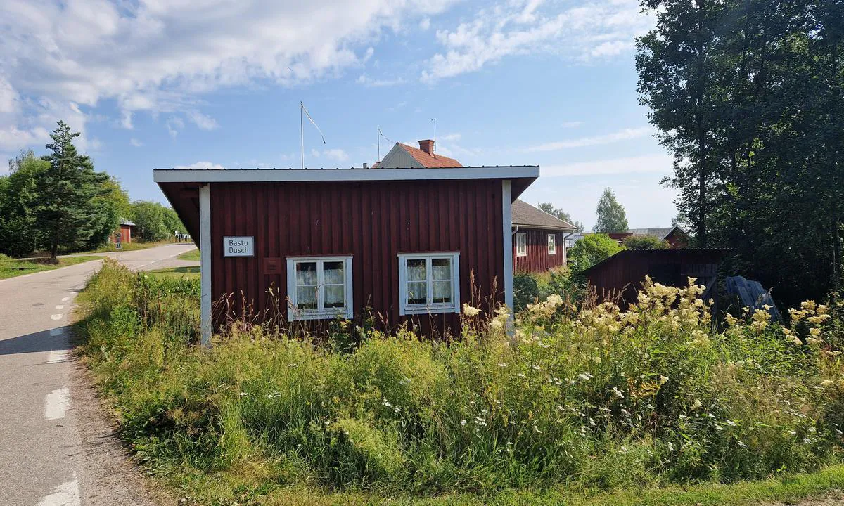 Skärså: {"base": "en", "no": "Badstuen/dusjen ligger ikke i havnen, men omtrent 500m unna. Ved er tilgjengelig.", "se": "Bastun/duschen \u00e4r inte bel\u00e4gen i hamnen utan cirka 500m bort. Ved tillhandah\u00e5lls.", "en": "The Sauna/shower is not located in the harbour but about 500m away.\r\nWood is provided.", "da": "Sauna/bruser er ikke placeret i havnen, men cirka 500m v\u00e6k. Tr\u00e6 leveres.", "fr": "Le sauna/douche n'est pas situ\u00e9 dans le port mais \u00e0 environ 500m de distance. Du bois est fourni.", "de": "Die Sauna/Dusche befindet sich nicht im Hafen, sondern etwa 500m entfernt. Holz wird bereitgestellt.", "es": "La sauna/ducha no se encuentra en el puerto, sino a unos 500m. Se proporciona madera.", "it": "La sauna/doccia non si trova nel porto ma a circa 500 metri di distanza. Legno fornito.", "pt": "A sauna/duche n\u00e3o est\u00e1 localizada no porto, mas a cerca de 500m de dist\u00e2ncia.<br> Madeira \u00e9 fornecida.", "nl": "De sauna/douche bevindt zich niet in de haven maar ongeveer 500m verderop. Hout wordt voorzien.", "pl": "Sauna/prysznic nie znajduje si\u0119 w porcie, ale oko\u0142o 500m dalej. Drewno jest zapewnione.", "uk": "\u0421\u0430\u0443\u043d\u0430/\u0434\u0443\u0448 \u0440\u043e\u0437\u0442\u0430\u0448\u043e\u0432\u0430\u043d\u0456 \u043d\u0435 \u0432 \u0433\u0430\u0432\u0430\u043d\u0456, \u0430 \u043f\u0440\u0438\u0431\u043b\u0438\u0437\u043d\u043e \u0437\u0430 500 \u043c \u0437\u0432\u0456\u0434\u0441\u0438. \u0414\u0435\u0440\u0435\u0432\u0438\u043d\u0430 \u043d\u0430\u0434\u0430\u0454\u0442\u044c\u0441\u044f.", "ro": "Sauna/du\u0219ul nu este situat \u00een port, ci la aproximativ 500m distan\u021b\u0103. Lemnele sunt furnizate.", "tr": "Sauna/du\u015f limanda de\u011fil, yakla\u015f\u0131k 500m uzakl\u0131kta bulunmaktad\u0131r.<br>Odun sa\u011flanmaktad\u0131r.", "el": "\u0397 \u03a3\u03ac\u03bf\u03c5\u03bd\u03b1/\u03bd\u03c4\u03bf\u03c5\u03c2 \u03b4\u03b5\u03bd \u03b2\u03c1\u03af\u03c3\u03ba\u03b5\u03c4\u03b1\u03b9 \u03c3\u03c4\u03bf \u03bb\u03b9\u03bc\u03ac\u03bd\u03b9 \u03b1\u03bb\u03bb\u03ac \u03c0\u03b5\u03c1\u03af\u03c0\u03bf\u03c5 500 \u03bc\u03ad\u03c4\u03c1\u03b1 \u03bc\u03b1\u03ba\u03c1\u03b9\u03ac. \u03a0\u03b1\u03c1\u03ad\u03c7\u03b5\u03c4\u03b1\u03b9 \u03be\u03cd\u03bb\u03bf.", "cs": "Sauna/sprcha se nenach\u00e1z\u00ed v p\u0159\u00edstavu, ale asi 500 m d\u00e1l. D\u0159evo je k dispozici.", "hu": "A szauna/zuhanyz\u00f3 nem a kik\u00f6t\u0151ben tal\u00e1lhat\u00f3, hanem k\u00f6r\u00fclbel\u00fcl 500 m\u00e9terre onnan. T\u0171zifa biztos\u00edtva van.", "fi": "Sauna/suihku ei sijaitse satamassa, vaan noin 500m p\u00e4\u00e4ss\u00e4. Puut ovat saatavilla.", "bg": "\u0421\u0430\u0443\u043d\u0430\u0442\u0430/\u0434\u0443\u0448\u044a\u0442 \u043d\u0435 \u0441\u0435 \u043d\u0430\u043c\u0438\u0440\u0430\u0442 \u0432 \u043f\u0440\u0438\u0441\u0442\u0430\u043d\u0438\u0449\u0435\u0442\u043e, \u0430 \u043d\u0430 \u043e\u043a\u043e\u043b\u043e 500 \u043c\u0435\u0442\u0440\u0430 \u0440\u0430\u0437\u0441\u0442\u043e\u044f\u043d\u0438\u0435. \u0414\u044a\u0440\u0432\u0430 \u0441\u0430 \u043e\u0441\u0438\u0433\u0443\u0440\u0435\u043d\u0438.", "sr": "Sauna/tu\u0161 nije sme\u0161tena u luci, ve\u0107 oko 500m daleko. Drva su obezbe\u0111ena.", "et": "Saun/du\u0161\u0161 ei asu sadamas, vaid umbes 500m kaugusel. Puit on kohapeal olemas.", "lv": "Sauna/du\u0161a neatrodas ost\u0101, bet aptuveni 500m att\u0101lum\u0101. Malkas pieg\u0101de nodro\u0161in\u0101ta.", "lt": "Pirtis/du\u0161as n\u0117ra prieplaukoje, bet ma\u017edaug u\u017e 500m. Mediena yra suteikiama."}