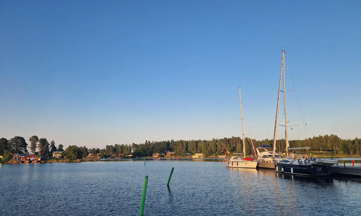Skärså: {"base": "en", "no": "Fort\u00f8yning langs siden er lett.", "se": "Att f\u00f6rt\u00f6ja l\u00e5ngsides \u00e4r enkelt.", "en": "Mooring along side is easy.", "da": "Langsides fort\u00f8jning er nem.", "fr": "L'amarrage \u00e0 quai est facile.", "de": "Das Anlegen l\u00e4ngsseits ist einfach.", "es": "Amarrar de costado es f\u00e1cil.", "it": "L'ormeggio di fianco \u00e8 facile.", "pt": "<p>A amarra\u00e7\u00e3o ao lado \u00e9 f\u00e1cil.</p>", "nl": "Langszij aanmeren is eenvoudig.", "pl": "Cumowanie przy nabrze\u017cu jest \u0142atwe.", "uk": "\u0428\u0432\u0430\u0440\u0442\u0443\u0432\u0430\u043d\u043d\u044f \u0443\u0437\u0434\u043e\u0432\u0436 \u0431\u043e\u043a\u0443 \u043b\u0435\u0433\u043a\u043e.", "ro": "Ancorarea de-a lungul pontonului este u\u0219oar\u0103.", "tr": "Yana\u015fmak kolayd\u0131r.", "el": "\u0397 \u03c0\u03c1\u03cc\u03c3\u03b4\u03b5\u03c3\u03b7 \u03c0\u03bb\u03b5\u03c5\u03c1\u03b9\u03ba\u03ac \u03b5\u03af\u03bd\u03b1\u03b9 \u03b5\u03cd\u03ba\u03bf\u03bb\u03b7.", "cs": "P\u0159\u00ed\u010dn\u00e9 kotven\u00ed je snadn\u00e9.", "hu": "A p\u00e1rhuzamos kik\u00f6t\u00e9s egyszer\u0171.", "fi": "Kylkikiinnitys on helppoa.", "bg": "\u0410\u043a\u043e\u0441\u0442\u0438\u0440\u0430\u043d\u0435\u0442\u043e \u0435 \u043b\u0435\u0441\u043d\u043e.", "sr": "Pristajanje uz bok je lako.", "et": "K\u00f5rvale kinnitumine on lihtne.", "lv": "Piest\u0101\u0161ana gar mal\u0101m ir vienk\u0101r\u0161a.", "lt": "\u0160vartavimasis palei krantin\u0119 yra lengvas."}