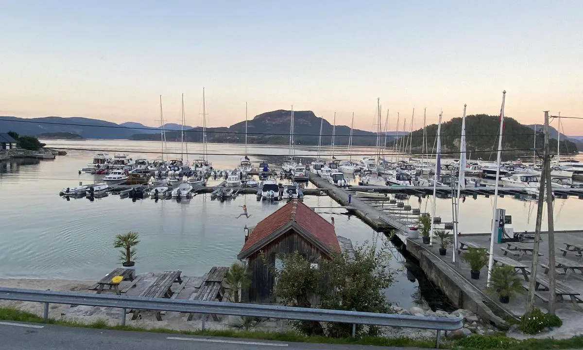 Skartveit Gjestehavn: Fin augustkveld. 
i gjestehavna har vi både morgen og kveldssol