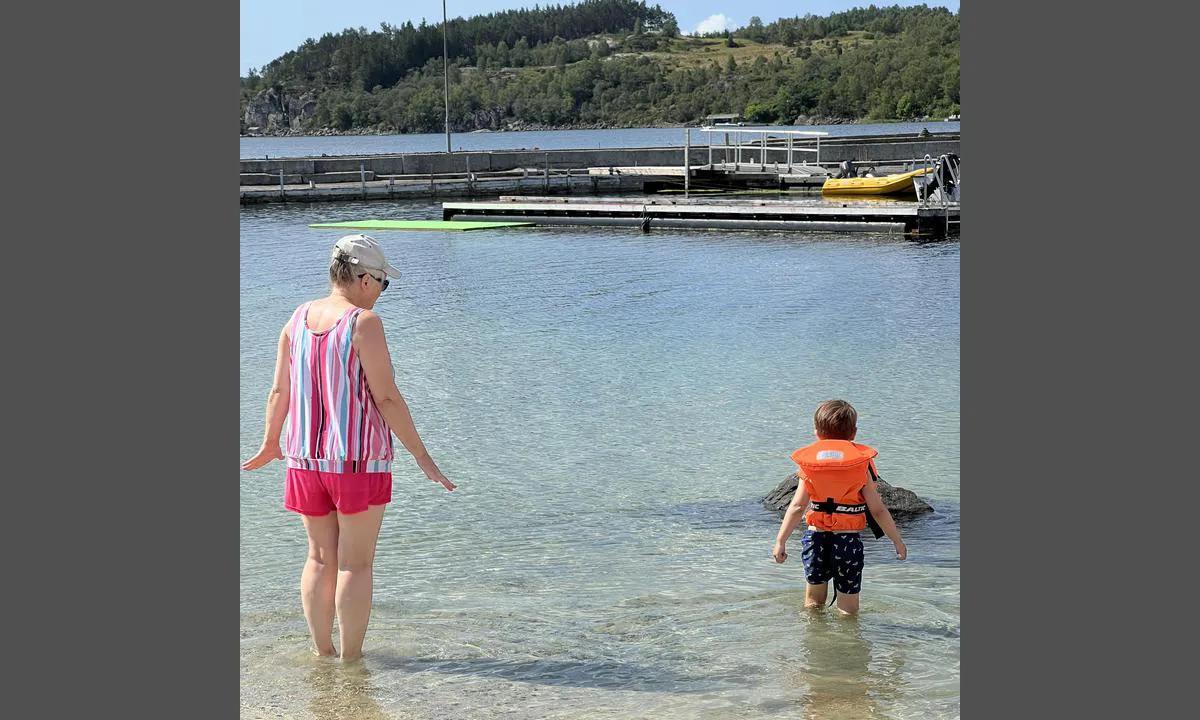 Skjoldastraumen: {"base": "no", "no": "Fin badestrand, og velstelt plass. Som vist p\u00e5 satellittbildet er det betongkai med hvite dekk som er gjestekai, ikke flytebrygger.", "se": "Fin badstrand och v\u00e4lsk\u00f6tt plats. Som visat p\u00e5 satellitbilden \u00e4r det betongkaj med vita d\u00e4ck som \u00e4r g\u00e4stkaj, inte flytbryggor.", "en": "Nice bathing beach, and well-maintained area. As shown in the satellite image, there is a concrete quay with white tires which is the guest quay, not floating docks.", "da": "Fin badestrand, og velholdt plads. Som vist p\u00e5 satellitbilledet er der en betonkaj med hvide d\u00e6k, som er g\u00e6stekaj, ikke flydebroer.", "fr": "Belle plage de baignade et place bien entretenue. Comme indiqu\u00e9 sur l'image satellite, le quai en b\u00e9ton avec des pneus blancs est le quai pour les visiteurs, pas des pontons flottants.", "de": "Sch\u00f6ner Badestrand und gepflegter Platz. Wie auf dem Satellitenbild zu sehen, gibt es einen Betonkai mit wei\u00dfen Reifen als G\u00e4stekai, keine Schwimmstege.", "es": "Una hermosa playa para ba\u00f1arse y un lugar bien cuidado. Como se muestra en la imagen satelital, el muelle de concreto con cubiertas blancas es el muelle para hu\u00e9spedes, no son muelles flotantes.", "it": "Bella spiaggia e posto ben curato. Come mostrato nell'immagine satellitare, il molo di cemento con coperture bianche \u00e8 il molo per gli ospiti, non sono pontili galleggianti.", "pt": "Bela praia de banhos e lugar bem cuidado. Como mostrado na imagem de sat\u00e9lite, o cais de concreto com pneus brancos \u00e9 o cais de visitantes, n\u00e3o pont\u00f5es flutuantes.", "nl": "Mooi strand en goed onderhouden terrein. Zoals te zien is op de satellietfoto, is de betonnen kade met witte banden de gastensteiger, geen drijvende steigers.", "pl": "\u0141adna pla\u017ca i zadbane miejsce. Jak pokazano na zdj\u0119ciu satelitarnym, betonowe nabrze\u017ce z bia\u0142ymi oponami to nabrze\u017ce go\u015bcinne, nie p\u0142ywaj\u0105ce pomosty.", "uk": "\u0413\u0430\u0440\u043d\u0438\u0439 \u043f\u043b\u044f\u0436 \u0456 \u0434\u043e\u0433\u043b\u044f\u043d\u0443\u0442\u0435 \u043c\u0456\u0441\u0446\u0435. \u042f\u043a \u043f\u043e\u043a\u0430\u0437\u0430\u043d\u043e \u043d\u0430 \u0441\u0443\u043f\u0443\u0442\u043d\u0438\u043a\u043e\u0432\u043e\u043c\u0443 \u0437\u043d\u0456\u043c\u043a\u0443, \u0431\u0435\u0442\u043e\u043d\u043d\u0438\u0439 \u043f\u0440\u0438\u0447\u0430\u043b \u0456\u0437 \u0431\u0456\u043b\u0438\u043c\u0438 \u0448\u0438\u043d\u0430\u043c\u0438 \u0454 \u0433\u043e\u0441\u0442\u044c\u043e\u0432\u0438\u043c \u043f\u0440\u0438\u0447\u0430\u043b\u043e\u043c, \u0430 \u043d\u0435 \u043f\u043b\u0430\u0432\u0443\u0447\u0438\u043c\u0438 \u043f\u0456\u0440\u0441\u0430\u043c\u0438.", "ro": "Plaj\u0103 frumoas\u0103 \u0219i zon\u0103 bine \u00eentre\u021binut\u0103. A\u0219a cum se vede \u00een imaginea din satelit, cheiurile de beton cu anvelope albe sunt cheiuri pentru oaspe\u021bi, nu pontoane.", "tr": "G\u00fczel bir plaj ve bak\u0131ml\u0131 bir alan. Uydu g\u00f6r\u00fcnt\u00fcs\u00fcnde g\u00f6sterildi\u011fi gibi, konuk r\u0131ht\u0131m\u0131 beyaz lastiklere sahip beton bir r\u0131ht\u0131md\u0131r, y\u00fczer iskele de\u011fildir.", "el": "\u03a9\u03c1\u03b1\u03af\u03b1 \u03c0\u03b1\u03c1\u03b1\u03bb\u03af\u03b1 \u03bc\u03b5 \u03ac\u03bc\u03bc\u03bf \u03ba\u03b1\u03b9 \u03ba\u03b1\u03bb\u03ac \u03b4\u03b9\u03b1\u03c4\u03b7\u03c1\u03b7\u03bc\u03ad\u03bd\u03bf\u03c2 \u03c7\u03ce\u03c1\u03bf\u03c2. \u038c\u03c0\u03c9\u03c2 \u03c6\u03b1\u03af\u03bd\u03b5\u03c4\u03b1\u03b9 \u03c3\u03c4\u03b7 \u03b4\u03bf\u03c1\u03c5\u03c6\u03bf\u03c1\u03b9\u03ba\u03ae \u03b5\u03b9\u03ba\u03cc\u03bd\u03b1, \u03c5\u03c0\u03ac\u03c1\u03c7\u03b5\u03b9 \u03c4\u03c3\u03b9\u03bc\u03b5\u03bd\u03c4\u03ad\u03bd\u03b9\u03b1 \u03b1\u03c0\u03bf\u03b2\u03ac\u03b8\u03c1\u03b1 \u03bc\u03b5 \u03bb\u03b5\u03c5\u03ba\u03ac \u03b5\u03bb\u03b1\u03c3\u03c4\u03b9\u03ba\u03ac \u03c0\u03bf\u03c5 \u03bb\u03b5\u03b9\u03c4\u03bf\u03c5\u03c1\u03b3\u03b5\u03af \u03c9\u03c2 \u03b1\u03c0\u03bf\u03b2\u03ac\u03b8\u03c1\u03b1 \u03b5\u03c0\u03b9\u03c3\u03ba\u03b5\u03c0\u03c4\u03ce\u03bd, \u03cc\u03c7\u03b9 \u03c0\u03bb\u03c9\u03c4\u03ad\u03c2 \u03b5\u03be\u03ad\u03b4\u03c1\u03b5\u03c2.", "cs": "P\u011bkn\u00e1 pl\u00e1\u017e a dob\u0159e udr\u017eovan\u00e9 m\u00edsto. Jak je vid\u011bt na satelitn\u00edm sn\u00edmku, jedn\u00e1 se o betonov\u00e9 molo s b\u00edl\u00fdmi pneumatikami, kter\u00e9 slou\u017e\u00ed jako molo pro hosty, ne o plovouc\u00ed p\u0159\u00edstavi\u0161t\u011b.", "hu": "Sz\u00e9p strand \u00e9s gondozott hely. A m\u0171holdk\u00e9p alapj\u00e1n l\u00e1that\u00f3, hogy a kik\u00f6t\u0151 beton m\u00f3l\u00f3val rendelkezik, feh\u00e9r abroncsokkal, amelyek vend\u00e9gkik\u00f6t\u0151k, nem pedig \u00fasz\u00f3 st\u00e9gek.", "fi": "Hieno uimaranta ja hyvin hoidettu alue. Kuten satelliittikuvasta ilmenee, betonilaituri valkoisine renkain on vieraslaituri, ei kelluvia laitureita.", "bg": "\u0425\u0443\u0431\u0430\u0432 \u043f\u043b\u0430\u0436 \u0437\u0430 \u043a\u044a\u043f\u0430\u043d\u0435 \u0438 \u0434\u043e\u0431\u0440\u0435 \u043f\u043e\u0434\u0434\u044a\u0440\u0436\u0430\u043d\u043e \u043c\u044f\u0441\u0442\u043e. \u041a\u0430\u043a\u0442\u043e \u0435 \u043f\u043e\u043a\u0430\u0437\u0430\u043d\u043e \u043d\u0430 \u0441\u0430\u0442\u0435\u043b\u0438\u0442\u043d\u0430\u0442\u0430 \u0441\u043d\u0438\u043c\u043a\u0430, \u043f\u0440\u0438\u0441\u0442\u0430\u043d\u0438\u0449\u0435\u0442\u043e \u043e\u0442 \u0431\u0435\u0442\u043e\u043d \u0441 \u0431\u0435\u043b\u0438 \u0433\u0443\u043c\u0438 \u0435 \u0433\u043e\u0441\u0442\u0443\u0432\u0430\u0449\u043e \u043f\u0440\u0438\u0441\u0442\u0430\u043d\u0438\u0449\u0435, \u0430 \u043d\u0435 \u043f\u043b\u0430\u0432\u0430\u0449\u0438 \u043f\u043e\u043d\u0442\u043e\u043d\u0438.", "sr": "Lepa pla\u017ea za kupanje i uredno mesto. Kao \u0161to je prikazano na satelitskom snimku, betonski kej sa belim gumama je kej za goste, nisu plutaju\u0107i molovi.", "et": "Ilus supelrand ja hooldatud koht. Nagu on n\u00e4ha satelliidipildil, on betoonkai valgete rehvidega k\u00fclaliskai, mitte ujuvkaid.", "lv": "Laba peldvieta un labi uztur\u0113ta vieta. K\u0101 redzams satel\u012btatt\u0113l\u0101, ir betona piest\u0101tne ar balt\u0101m riep\u0101m, kas ir viesu piest\u0101tne, nevis peldo\u0161ie pontoni.", "lt": "Gera papl\u016bdimio vieta ir tvarkinga aik\u0161tel\u0117. Kaip parodyta palydovo nuotraukoje, betono krantin\u0117je su baltaisiais padangomis yra sve\u010di\u0173 prieplauka, o ne pl\u016bduriuojantys pontonai."}