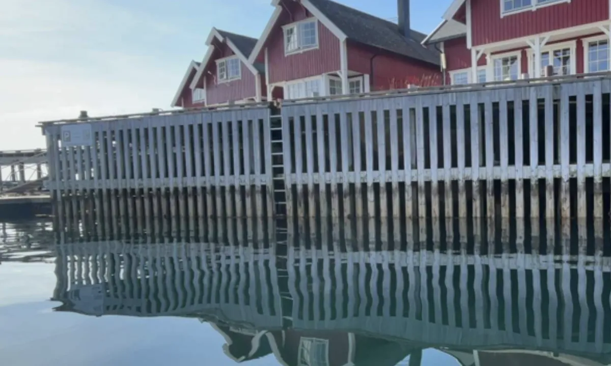 {"base": "en", "no": "Del av Skraaven Brygge. Lengden er omtrent 30 meter og dybden er omtrent 3,6 meter.", "se": "Del av Skraaven Brygge. L\u00e4ngden \u00e4r cirka 30 meter och det \u00e4r cirka 3,6 meter djupt.", "en": "Part of Skraaven Brygge. Length is about 30 meters and it is about 3,6 meters deep.", "da": "En del af Skraaven Brygge. L\u00e6ngden er ca. 30 meter og det er ca. 3,6 meter dybt.", "fr": "Partie de Skraaven Brygge. La longueur est d'environ 30 m\u00e8tres et la profondeur est d'environ 3,6 m\u00e8tres.", "de": "Teil der Skraaven Brygge. Die L\u00e4nge betr\u00e4gt etwa 30 Meter und die Tiefe etwa 3,6 Meter.", "es": "Parte de Skraaven Brygge. La longitud es de aproximadamente 30 metros y la profundidad es de alrededor de 3,6 metros.", "it": "Parte di Skraaven Brygge. La lunghezza \u00e8 di circa 30 metri e la profondit\u00e0 \u00e8 di circa 3,6 metri.", "pt": "Parte do Cais de Skraaven. O comprimento \u00e9 de cerca de 30 metros e a profundidade \u00e9 de cerca de 3,6 metros.", "nl": "Deel van Skraaven Brygge. Lengte is ongeveer 30 meter en het is ongeveer 3,6 meter diep.", "pl": "Cz\u0119\u015b\u0107 Skraaven Brygge. D\u0142ugo\u015b\u0107 wynosi oko\u0142o 30 metr\u00f3w i g\u0142\u0119boko\u015b\u0107 oko\u0142o 3,6 metra.", "uk": "<p>\u0427\u0430\u0441\u0442\u0438\u043d\u0430 Skraaven Brygge. \u0414\u043e\u0432\u0436\u0438\u043d\u0430 \u043f\u0440\u0438\u0431\u043b\u0438\u0437\u043d\u043e 30 \u043c\u0435\u0442\u0440\u0456\u0432, \u0433\u043b\u0438\u0431\u0438\u043d\u0430 \u043f\u0440\u0438\u0431\u043b\u0438\u0437\u043d\u043e 3,6 \u043c\u0435\u0442\u0440\u0456\u0432.</p>", "ro": "Parte din Skraaven Brygge. Lungimea este de aproximativ 30 de metri \u0219i ad\u00e2ncimea este de aproximativ 3,6 metri.", "tr": "Skraaven Brygge'nin bir par\u00e7as\u0131. Uzunlu\u011fu yakla\u015f\u0131k 30 metre ve derinli\u011fi yakla\u015f\u0131k 3,6 metredir.", "el": "\u039c\u03ad\u03c1\u03bf\u03c2 \u03c4\u03bf\u03c5 Skraaven Brygge. \u03a4\u03bf \u03bc\u03ae\u03ba\u03bf\u03c2 \u03b5\u03af\u03bd\u03b1\u03b9 \u03c0\u03b5\u03c1\u03af\u03c0\u03bf\u03c5 30 \u03bc\u03ad\u03c4\u03c1\u03b1 \u03ba\u03b1\u03b9 \u03c4\u03bf \u03b2\u03ac\u03b8\u03bf\u03c2 \u03b5\u03af\u03bd\u03b1\u03b9 \u03c0\u03b5\u03c1\u03af\u03c0\u03bf\u03c5 3,6 \u03bc\u03ad\u03c4\u03c1\u03b1.", "cs": "\u010c\u00e1st Skraaven Brygge. D\u00e9lka je p\u0159ibli\u017en\u011b 30 metr\u016f a hloubka je p\u0159ibli\u017en\u011b 3,6 metru.", "hu": "A Skraaven Brygge r\u00e9sze. Hossza k\u00f6r\u00fclbel\u00fcl 30 m\u00e9ter, \u00e9s k\u00f6r\u00fclbel\u00fcl 3,6 m\u00e9ter m\u00e9ly.", "fi": "Osa Skraaven Brygge. Pituus on noin 30 metri\u00e4 ja syvyys on noin 3,6 metri\u00e4.", "bg": "\u0427\u0430\u0441\u0442 \u043e\u0442 Skraaven Brygge. \u0414\u044a\u043b\u0436\u0438\u043d\u0430\u0442\u0430 \u0435 \u043e\u043a\u043e\u043b\u043e 30 \u043c\u0435\u0442\u0440\u0430 \u0438 \u0434\u044a\u043b\u0431\u043e\u0447\u0438\u043d\u0430\u0442\u0430 \u0435 \u043e\u043a\u043e\u043b\u043e 3,6 \u043c\u0435\u0442\u0440\u0430.", "sr": "Deo Skraaven Brygge. Du\u017eina je oko 30 metara i duboka je oko 3,6 metara.", "et": "Osa Skraaveni Bryggest. Pikkus on umbes 30 meetrit ja s\u00fcgavus on umbes 3,6 meetrit.", "lv": "Da\u013ca no Skraaven Brygge. Garums ir aptuveni 30 metri un dzi\u013cums ir aptuveni 3,6 metri.", "lt": "Dalis Skraaven Brygge. Ilgis yra apie 30 metr\u0173 ir gylis apie 3,6 metro."}