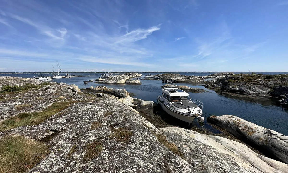 Skrata: Det er mulig å finne fortøyningsplass et godt stykke sydover i kløfta.  Det er trangt så vær forsiktig