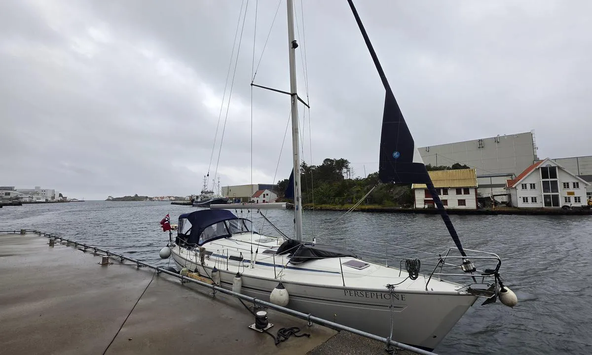 Skudeneshavn Gjestehavn - Karmøy: Совсем небольшая, но невероятно уютная гавань. Места в ней буквально для нескольких лодок, поэтому основной массe приходится стоять очень плотно. Нам же свободного места не досталось вовсе, и оставалось рассчитывать только на стоянку вторым бортом.
​Нам посоветовали пришвартоваться прямо при входе в марину, напротив заправочной станции. На общей карте это место как стоянка не отмечено, но если открыть увеличенный крупный план, видно, что лодки там стоят регулярно. По факту там оборудовано 4 подключения к электричеству, хотя комфортно по длине помещаются только две лодки.

Лучше пользоваться публичным душем который в момент нашей стоянки стоил пять крон и можно платить карточкой а мыться неограниченно. А вот душ в
марине стоит 20 крон за 3 минуты и нужно кидать монетки.

​Важный нюанс: пирс оборудован старыми автомобильными шинами, которые сильно пачкают борт чёрной резиной. Чтобы не испортить корпус, между кранцами и шинами обязательно нужно подкладывать защитную доску. Нам очень повезло: местный норвежец, увидав нашу швартовку, выбежал из дома и любезно поделился своей доской — было невероятно приятно!
​И имейте в виду: на этом конкретном пирсе есть только электричество, за водой придётся идти на основную стоянку.