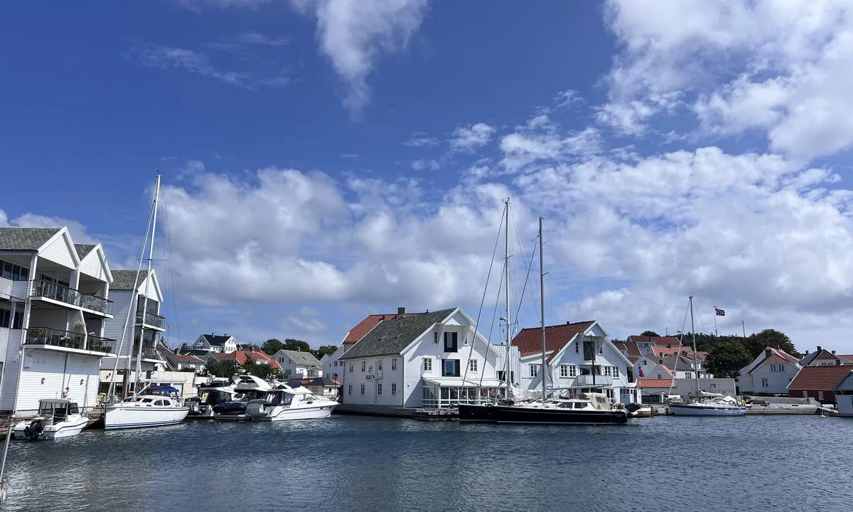 Skudeneshavn Gjestehavn - Karmøy: {"base": "no", "no": "Flott gjestehavn", "se": "Fin g\u00e4sthamn", "en": "Great guest harbor", "da": "Flot g\u00e6stehavn", "fr": "Port de plaisance magnifique", "de": "<html>Sch\u00f6ner G\u00e4stehafen</html>", "es": "Magn\u00edfico puerto deportivo", "it": "Porto turistico eccellente", "pt": "\u00d3timo porto para visitantes", "nl": "Prachtige passantenhaven", "pl": "\u015awietny port go\u015bcinny", "uk": "\u0427\u0443\u0434\u043e\u0432\u0430 \u0433\u043e\u0441\u0442\u044c\u043e\u0432\u0430 \u0433\u0430\u0432\u0430\u043d\u044c", "ro": "Port excelent pentru oaspe\u021bi", "tr": "Harika misafir liman\u0131", "el": "\u03a9\u03c1\u03b1\u03af\u03bf \u03bb\u03b9\u03bc\u03ac\u03bd\u03b9 \u03b3\u03b9\u03b1 \u03b5\u03c0\u03b9\u03c3\u03ba\u03ad\u03c0\u03c4\u03b5\u03c2", "cs": "Skv\u011bl\u00fd p\u0159\u00edstav pro hosty", "hu": "Nagyszer\u0171 vend\u00e9ghaj\u00f3kik\u00f6t\u0151", "fi": "Hieno vierassatama", "bg": "\u0427\u0443\u0434\u0435\u0441\u043d\u043e \u043f\u0440\u0438\u0441\u0442\u0430\u043d\u0438\u0449\u0435 \u0437\u0430 \u0433\u043e\u0441\u0442\u0438", "sr": "Odli\u010dna luka za goste", "et": "Suurep\u00e4rane k\u00fclalissadam", "lv": "Lieliska viesu osta", "lt": "Puikus sve\u010di\u0173 uostas"}