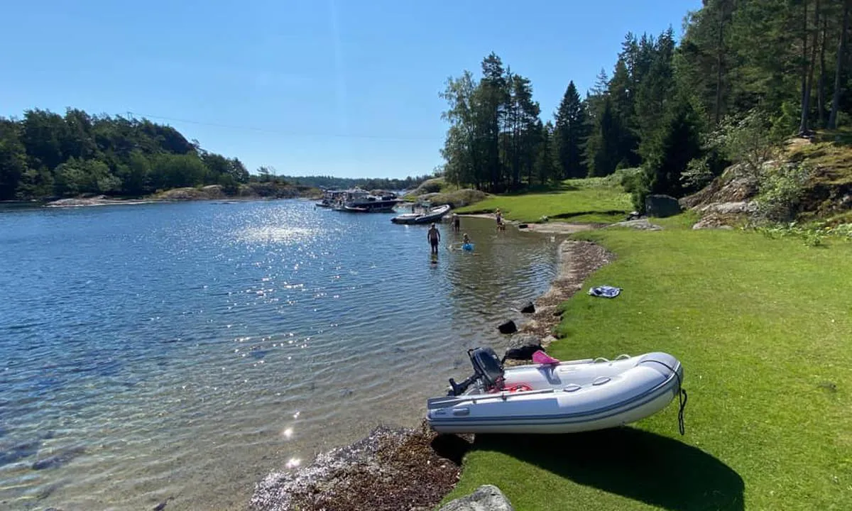 Det er flotte gressletter og badeplasser i Skutevikkilen.