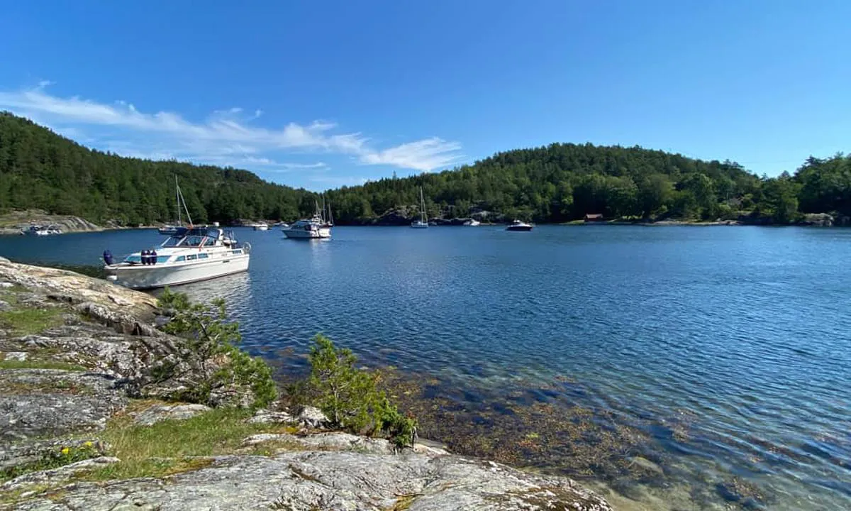 I Skutevikkilen kan du ligge på svai eller fortøye mot land.