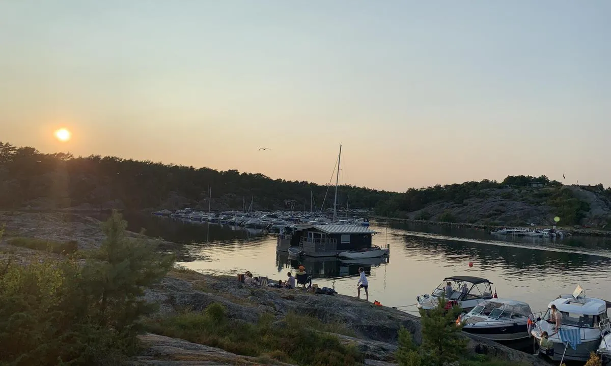 Slevikkilen: Helt inne ved suste husbåt er det for grunt for bobåter. Men plass til et par til her.