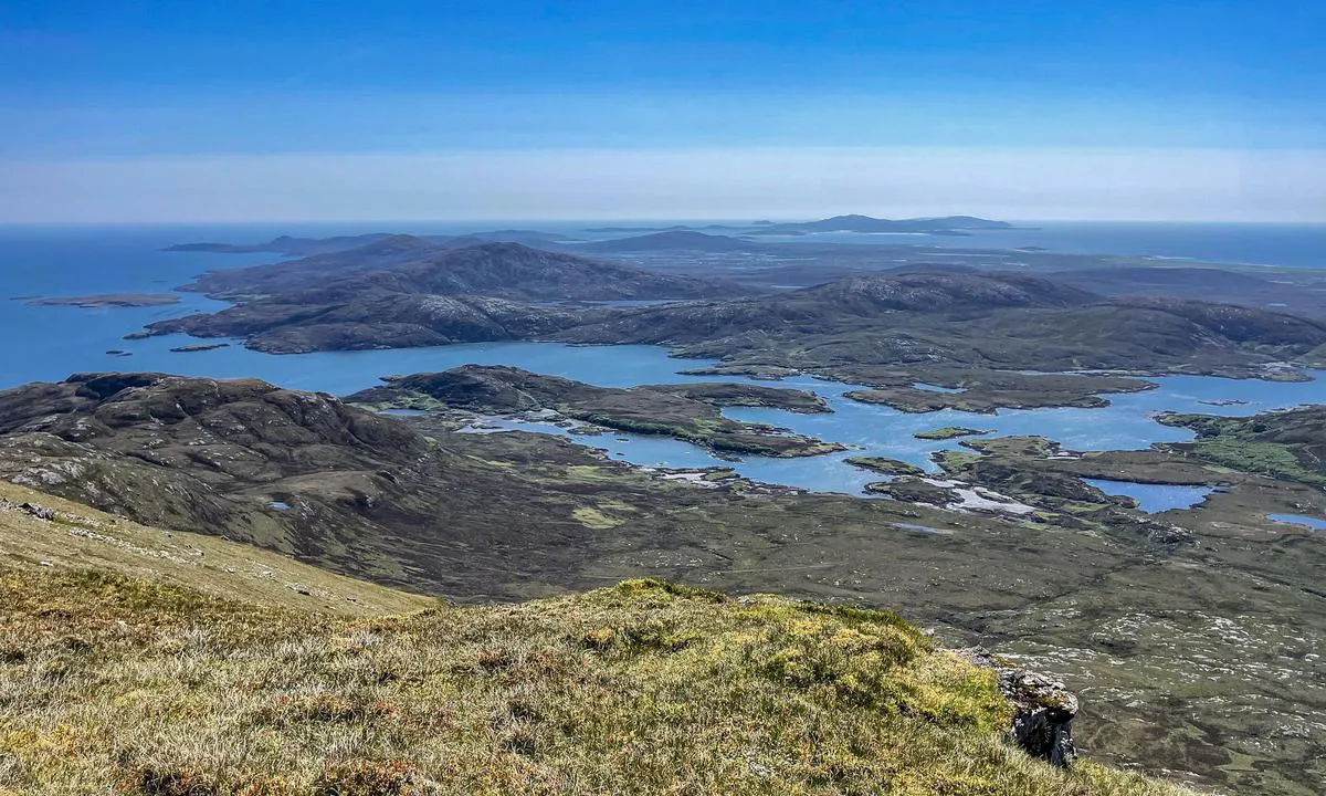 Sloc Dubh: {"base": "en", "no": "Ser s\u00f8rover fra toppen av Beinn Mhor mot ankringsplassen.", "se": "Utsikt s\u00f6derut fr\u00e5n toppen av Beinn Mhor mot ankringsplatsen.", "en": "Looking S from the top of Beinn Mhor to the anchorage.", "da": "Kigger S fra toppen af Beinn Mhor til ankerpladsen.", "fr": "Vue vers le sud depuis le sommet de Beinn Mhor jusqu'\u00e0 l'ancrage.", "de": "Blick nach S\u00fcden vom Gipfel des Beinn Mhor zum Ankerplatz.", "es": "Mirando hacia el sur desde la cima de Beinn Mhor hacia el fondeadero.", "it": "Guardando verso S dalla cima di Beinn Mhor verso l'ancoraggio.", "pt": "Vista de S do topo de Beinn Mhor para a ancoragem.", "nl": "Kijkend naar het zuiden vanaf de top van Beinn Mhor naar de ankerplaats.", "pl": "Patrz\u0105c na po\u0142udnie z wierzcho\u0142ka Beinn Mhor na kotwicowisko.", "uk": "\u0414\u0438\u0432\u043b\u044f\u0447\u0438\u0441\u044c \u043d\u0430 \u043f\u0456\u0432\u0434\u0435\u043d\u044c \u0437 \u0432\u0435\u0440\u0448\u0438\u043d\u0438 \u0411\u0435\u0439\u043d\u043d \u041c\u0445\u043e\u0440 \u0434\u043e \u044f\u043a\u043e\u0440\u043d\u043e\u0457 \u0441\u0442\u043e\u044f\u043d\u043a\u0438.", "ro": "Privind c\u0103tre S de pe v\u00e2rful Beinn Mhor spre ancoraj.", "tr": "Beinn Mhor'un zirvesinden demirleme yerine G\u00fcney y\u00f6n\u00fcne bak\u0131\u015f.", "el": "\u039a\u03bf\u03b9\u03c4\u03ce\u03bd\u03c4\u03b1\u03c2 \u039d \u03b1\u03c0\u03cc \u03c4\u03b7\u03bd \u03ba\u03bf\u03c1\u03c5\u03c6\u03ae \u03c4\u03bf\u03c5 Beinn Mhor \u03c0\u03c1\u03bf\u03c2 \u03c4\u03bf\u03bd \u03b1\u03b3\u03ba\u03c5\u03c1\u03bf\u03b2\u03cc\u03bb\u03b9\u03bf.", "cs": "Pohled z vrcholu Beinn Mhor na kotvi\u0161t\u011b sm\u011brem na jih.", "hu": "A Beinn Mhor tetej\u00e9r\u0151l d\u00e9li ir\u00e1nyba n\u00e9zve a horgonyz\u00f3helyre.", "fi": "Katsottaessa etel\u00e4\u00e4n Beinn Mhorin huipulta ankkuripaikkaan.", "bg": "\u0413\u043b\u0435\u0434\u043a\u0430 \u043d\u0430 \u044e\u0433 \u043e\u0442 \u0432\u044a\u0440\u0445\u0430 \u043d\u0430 Beinn Mhor \u043a\u044a\u043c \u043c\u044f\u0441\u0442\u043e\u0442\u043e \u0437\u0430 \u0437\u0430\u043a\u043e\u0442\u0432\u044f\u043d\u0435.", "sr": "Gledaju\u0107i ka jugu sa vrha Beinn Mhor-a prema sidri\u0161tu.", "et": "Vaade Beinn Mhori tipust l\u00f5unasse ankrukoha poole.", "lv": "Skats no Beinn Mhor virsotnes uz enkuro\u0161anas vietu.", "lt": "\u017dvelgiant \u012f pietus nuo Beinn Mhor vir\u0161\u016bn\u0117s \u012f inkaravimo viet\u0105."}