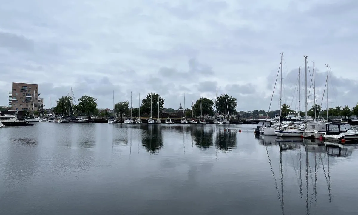 Slottholmen Marina Västervik: Svært romslig gjestehavn! Litt forvirrende å komme inn, står reservert på veldig mange plasser, men dette gjelder tydeligvis ikke utenom høysesongen. Hører at de i høysesongen møter innkommende båter med jolle, og guider dem til ledig plass.