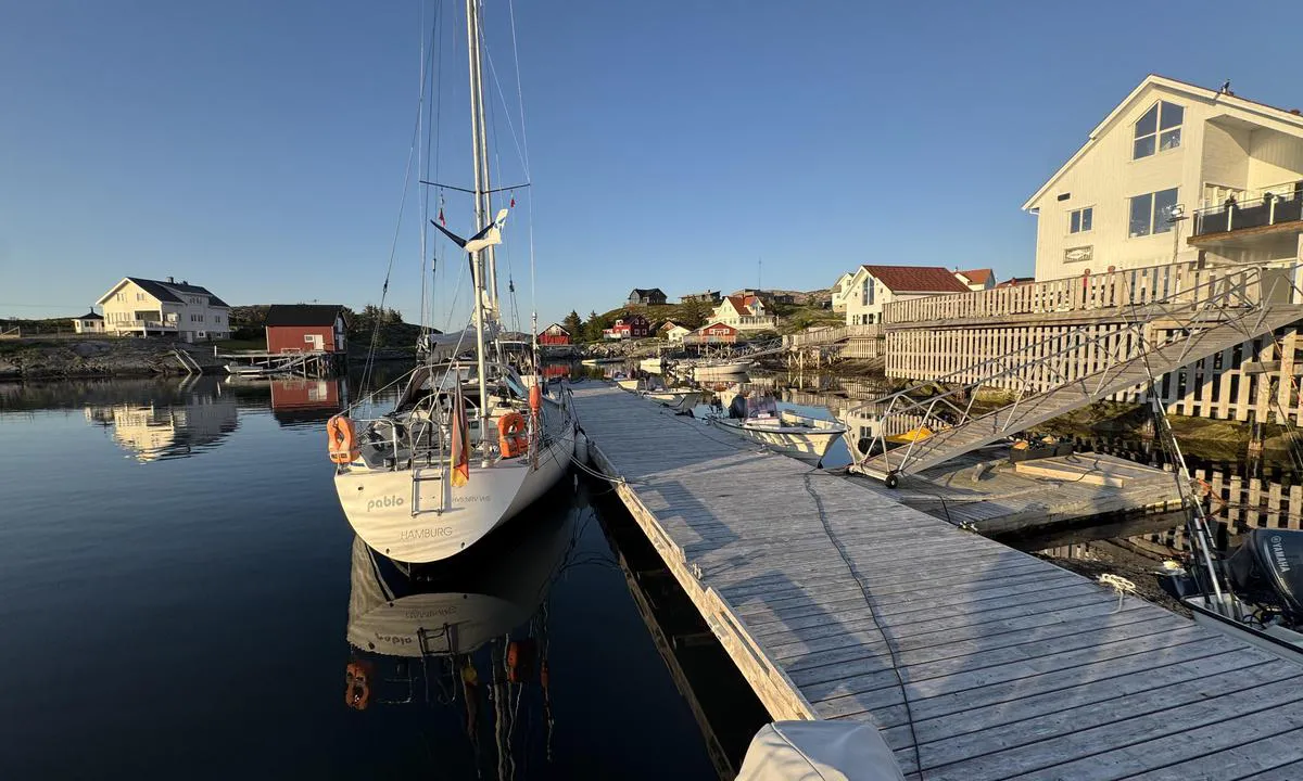 Småværet Gjestehavn: {"base": "no", "no": "Gjestekaia har plass til fire mellomstore b\u00e5ter. Om det kommer flere b\u00e5ter vil vertskapet pr\u00f8ve \u00e5 ordne ekstra plasser. (Foto: Hanne Sterten)", "se": "G\u00e4stbryggan har plats f\u00f6r fyra medelstora b\u00e5tar. Om fler b\u00e5tar kommer f\u00f6rs\u00f6ker v\u00e4rdarna ordna extra platser. (Foto: Hanne Sterten)", "en": "The guest quay has space for four medium-sized boats. If more boats arrive, the hosts will try to arrange additional spaces. (Photo: Hanne Sterten)", "da": "G\u00e6stebroen har plads til fire mellemstore b\u00e5de. Hvis der kommer flere b\u00e5de, vil v\u00e6rterne fors\u00f8ge at arrangere ekstra pladser. (Foto: Hanne Sterten)", "fr": "Le quai d'accueil peut accueillir quatre bateaux de taille moyenne. Si d'autres bateaux arrivent, l'h\u00f4te essaiera d'organiser des places suppl\u00e9mentaires. (Photo : Hanne Sterten)", "de": "Der G\u00e4stesteg hat Platz f\u00fcr vier mittelgro\u00dfe Boote. Sollten weitere Boote ankommen, wird das Personal versuchen, zus\u00e4tzliche Liegepl\u00e4tze zu organisieren. (Foto: Hanne Sterten)", "es": "El muelle de hu\u00e9spedes tiene espacio para cuatro barcos de tama\u00f1o mediano. Si llegan m\u00e1s barcos, los anfitriones intentar\u00e1n arreglar plazas adicionales. (Foto: Hanne Sterten)", "it": "Il molo degli ospiti ha spazio per quattro barche di medie dimensioni. Se arrivano altre barche, il personale cercher\u00e0 di sistemare ulteriori posti. (Foto: Hanne Sterten)", "pt": "O cais de convidados tem lugar para quatro barcos de tamanho m\u00e9dio. Se chegarem mais barcos, a equipe tentar\u00e1 arranjar lugares extras. (Foto: Hanne Sterten)", "nl": "De gastensteiger heeft plaats voor vier middelgrote boten. Mocht er behoefte zijn aan meer plaatsen, dan zal de havenmeester proberen extra ligplaatsen te regelen. (Foto: Hanne Sterten)", "pl": "Nabrze\u017ce go\u015bcinne ma miejsce na cztery \u015bredniej wielko\u015bci \u0142odzie. Je\u015bli przyb\u0119dzie wi\u0119cej \u0142odzi, gospodarz postara si\u0119 zapewni\u0107 dodatkowe miejsca. (Foto: Hanne Sterten)", "uk": "\u0413\u043e\u0441\u0442\u044c\u043e\u0432\u0430 \u043f\u0440\u0438\u0441\u0442\u0430\u043d\u044c \u0432\u043c\u0456\u0449\u0443\u0454 \u0447\u043e\u0442\u0438\u0440\u0438 \u0441\u0435\u0440\u0435\u0434\u043d\u0456 \u0441\u0443\u0434\u043d\u0430. \u042f\u043a\u0449\u043e \u043f\u0440\u0438\u0431\u0443\u0434\u0435 \u0431\u0456\u043b\u044c\u0448\u0435 \u0441\u0443\u0434\u0435\u043d, \u0433\u043e\u0441\u043f\u043e\u0434\u0430\u0440\u0456 \u0441\u043f\u0440\u043e\u0431\u0443\u044e\u0442\u044c \u043e\u0440\u0433\u0430\u043d\u0456\u0437\u0443\u0432\u0430\u0442\u0438 \u0434\u043e\u0434\u0430\u0442\u043a\u043e\u0432\u0456 \u043c\u0456\u0441\u0446\u044f. (\u0424\u043e\u0442\u043e: \u0425\u0430\u043d\u043d\u0435 \u0421\u0442\u0435\u0440\u0442\u0435\u043d)", "ro": "Cheiul pentru oaspe\u021bi are loc pentru patru b\u0103rci de dimensiuni medii. Dac\u0103 vin mai multe b\u0103rci, gazdele vor \u00eencerca s\u0103 organizeze locuri suplimentare. (Foto: Hanne Sterten)", "tr": "Misafir iskelesinde d\u00f6rt orta boy tekne i\u00e7in yer vard\u0131r. Daha fazla tekne gelirse, ev sahipleri ek yerler ayarlamaya \u00e7al\u0131\u015facakt\u0131r. (Foto\u011fraf: Hanne Sterten)", "el": "\u0397 \u03b1\u03c0\u03bf\u03b2\u03ac\u03b8\u03c1\u03b1 \u03c4\u03c9\u03bd \u03b5\u03c0\u03b9\u03c3\u03ba\u03b5\u03c0\u03c4\u03ce\u03bd \u03ad\u03c7\u03b5\u03b9 \u03c7\u03ce\u03c1\u03bf \u03b3\u03b9\u03b1 \u03c4\u03ad\u03c3\u03c3\u03b5\u03c1\u03b1 \u03bc\u03b5\u03c3\u03b1\u03af\u03bf\u03c5 \u03bc\u03b5\u03b3\u03ad\u03b8\u03bf\u03c5\u03c2 \u03c3\u03ba\u03ac\u03c6\u03b7. \u0391\u03bd \u03ad\u03c1\u03b8\u03bf\u03c5\u03bd \u03c0\u03b5\u03c1\u03b9\u03c3\u03c3\u03cc\u03c4\u03b5\u03c1\u03b1 \u03c3\u03ba\u03ac\u03c6\u03b7, \u03c4\u03bf \u03c0\u03c1\u03bf\u03c3\u03c9\u03c0\u03b9\u03ba\u03cc \u03b8\u03b1 \u03c0\u03c1\u03bf\u03c3\u03c0\u03b1\u03b8\u03ae\u03c3\u03b5\u03b9 \u03bd\u03b1 \u03ba\u03b1\u03bd\u03bf\u03bd\u03af\u03c3\u03b5\u03b9 \u03b5\u03c0\u03b9\u03c0\u03bb\u03ad\u03bf\u03bd \u03b8\u03ad\u03c3\u03b5\u03b9\u03c2. (\u03a6\u03c9\u03c4\u03bf\u03b3\u03c1\u03b1\u03c6\u03af\u03b1: Hanne Sterten)", "cs": "P\u0159\u00edstavn\u00ed molo pro hosty m\u00e1 m\u00edsto pro \u010dty\u0159i st\u0159edn\u011b velk\u00e9 lod\u011b. Pokud p\u0159ijede v\u00edce lod\u00ed, hostitel\u00e9 se pokus\u00ed zajistit dal\u0161\u00ed m\u00edsta. (Foto: Hanne Sterten)", "hu": "A vend\u00e9gkik\u00f6t\u0151 n\u00e9gy k\u00f6zepes m\u00e9ret\u0171 haj\u00f3nak ny\u00fajt helyet. Ha t\u00f6bb haj\u00f3 \u00e9rkezik, a vend\u00e9gl\u00e1t\u00f3k megpr\u00f3b\u00e1lnak tov\u00e1bbi helyeket biztos\u00edtani. (Fot\u00f3: Hanne Sterten)", "fi": "Vieraslaiturilla on tilaa nelj\u00e4lle keskikokoiselle veneelle. Jos tulee enemm\u00e4n veneit\u00e4, is\u00e4nn\u00e4t yritt\u00e4v\u00e4t j\u00e4rjest\u00e4\u00e4 lis\u00e4\u00e4 paikkoja. (Kuva: Hanne Sterten)", "bg": "\u041f\u0440\u0438\u0441\u0442\u0430\u043d\u0438\u0449\u0435\u0442\u043e \u0437\u0430 \u0433\u043e\u0441\u0442\u0438 \u0438\u043c\u0430 \u043c\u044f\u0441\u0442\u043e \u0437\u0430 \u0447\u0435\u0442\u0438\u0440\u0438 \u0441\u0440\u0435\u0434\u043d\u043e\u0433\u043e\u043b\u0435\u043c\u0438 \u043b\u043e\u0434\u043a\u0438. \u0410\u043a\u043e \u043f\u0440\u0438\u0441\u0442\u0438\u0433\u043d\u0430\u0442 \u043f\u043e\u0432\u0435\u0447\u0435 \u043b\u043e\u0434\u043a\u0438, \u0434\u043e\u043c\u0430\u043a\u0438\u043d\u0438\u0442\u0435 \u0449\u0435 \u0441\u0435 \u043e\u043f\u0438\u0442\u0430\u0442 \u0434\u0430 \u0443\u0440\u0435\u0434\u044f\u0442 \u0434\u043e\u043f\u044a\u043b\u043d\u0438\u0442\u0435\u043b\u043d\u0438 \u043c\u0435\u0441\u0442\u0430. (\u0421\u043d\u0438\u043c\u043a\u0430: \u0425\u0430\u043d\u0435 \u0421\u0442\u044d\u0440\u0442\u0435\u043d)", "sr": "\u041f\u0440\u0438\u0441\u0442\u0430\u043d \u0443 \u0433\u043e\u0441\u0442\u0438\u043c\u0430 \u0438\u043c\u0430 \u043c\u0435\u0441\u0442\u043e \u0437\u0430 \u0447\u0435\u0442\u0438\u0440\u0438 \u0441\u0440\u0435\u0434\u045a\u0435\u0432\u0435\u043b\u0438\u043a\u0430 \u0431\u0440\u043e\u0434\u0430. \u0410\u043a\u043e \u0441\u0442\u0438\u0433\u043d\u0435 \u0432\u0438\u0448\u0435 \u0431\u0440\u043e\u0434\u043e\u0432\u0430, \u0434\u043e\u043c\u0430\u045b\u0438\u043d \u045b\u0435 \u043f\u043e\u043a\u0443\u0448\u0430\u0442\u0438 \u0434\u0430 \u043e\u0431\u0435\u0437\u0431\u0435\u0434\u0438 \u0434\u043e\u0434\u0430\u0442\u043d\u0430 \u043c\u0435\u0441\u0442\u0430. (\u0424\u043e\u0442\u043e: Hanne Sterten)", "et": "K\u00fclaliskail on ruumi neljale keskmise suurusega paadile. Kui saabub rohkem paate, p\u00fc\u00fcab pererahvas leida lisakohti. (Foto: Hanne Sterten)", "lv": "Viesu piest\u0101tne ir paredz\u0113ta \u010detriem vid\u0113ja izm\u0113ra laiv\u0101m. Ja pien\u0101ks vair\u0101k laivu, saimnieki m\u0113\u0123in\u0101s nodro\u0161in\u0101t papildu vietas. (Foto: Hanne Sterten)", "lt": "Sve\u010di\u0173 prieplauka turi vietos keturiems vidutinio dyd\u017eio laivams. Jei atplauks daugiau laiv\u0173, \u0161eimininkai bandys surasti papildomas vietas. (Nuotrauka: Hanne Sterten)"}