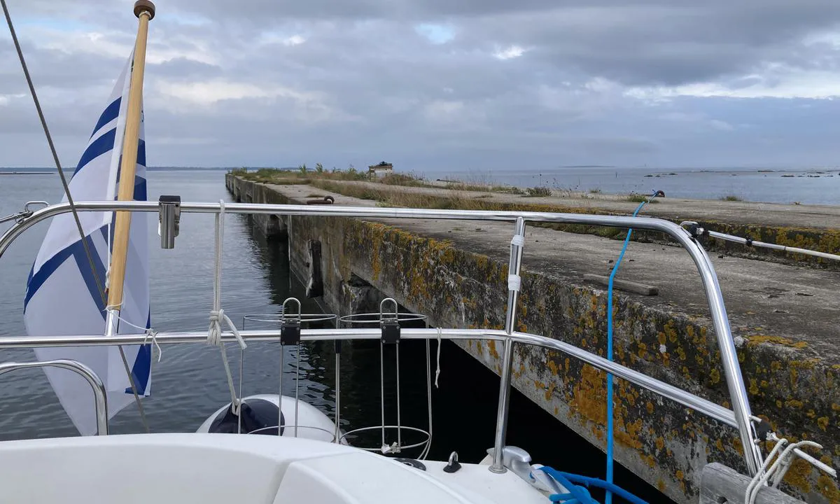 Smöjen: {"base": "en", "no": "Fort\u00f8yning mot betongsiden, store jernringer for \u00e5 binde b\u00e5ten.", "se": "F\u00f6rt\u00f6jning mot betongsidan, stora j\u00e4rnringar att f\u00f6rt\u00f6ja b\u00e5ten i.", "en": "Mooring towards concrete side, big iron rings to tie the boat.", "da": "Fort\u00f8jning mod betonsiden, store jernringe til at binde b\u00e5den."}