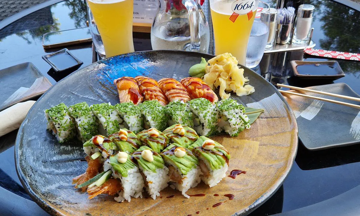 Sogndal: {"base": "se", "no": "Sushi p\u00e5 Malins", "se": "Sushi p\u00e5 Malins", "en": "Sushi at Malins", "da": "Sushi p\u00e5 Malins", "fr": "Sushi chez Malin", "de": "Sushi bei Malin", "es": "Sushi en Malins", "it": "Sushi da Malins", "pt": "Sushi em Malins", "nl": "Sushi bij Malins", "pl": "Sushi u Malins", "uk": "\u0421\u0443\u0448\u0456 \u0432\u0456\u0434 \u041c\u0430\u043b\u0456\u043d\u0438", "ro": "Sushi la Malins", "tr": "Malin'de Su\u015fi", "el": "\u03a3\u03bf\u03cd\u03c3\u03b9 \u03c3\u03c4\u03bf \u039c\u03b1\u03bb\u03af\u03bd\u03c2", "cs": "Sushi u Malins", "hu": "Malins sushi", "fi": "Sushi Malinilla", "bg": "\u0421\u0443\u0448\u0438 \u043d\u0430 \u041c\u0430\u043b\u0438\u043d\u0441", "sr": "\u0421\u0443\u0448\u0438 \u043a\u043e\u0434 \u041c\u0430\u043b\u0438\u043d\u0430", "et": "Sushi Malini juures", "lv": "Su\u0161i pie Malinas", "lt": "Su\u0161i Malin\u0117je"}