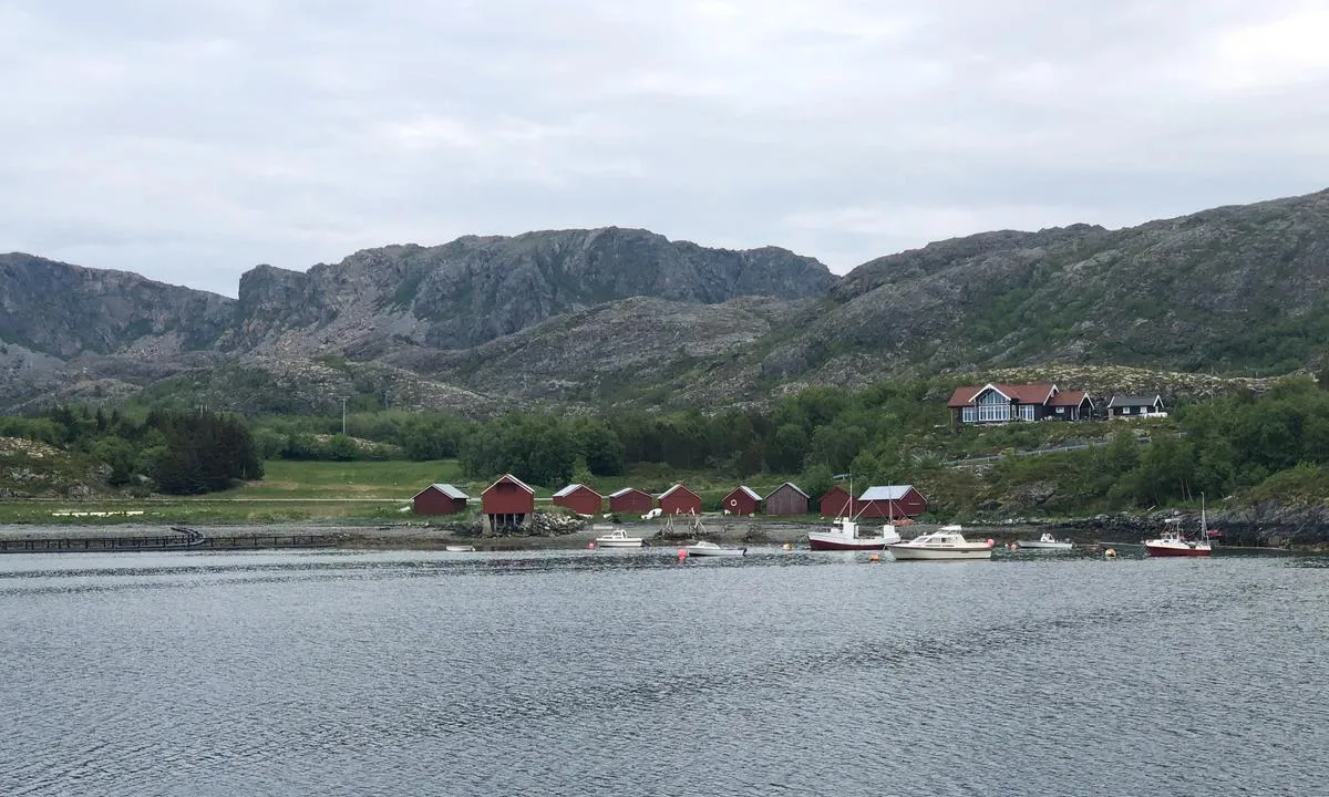 Små naust i Solsemvågen.