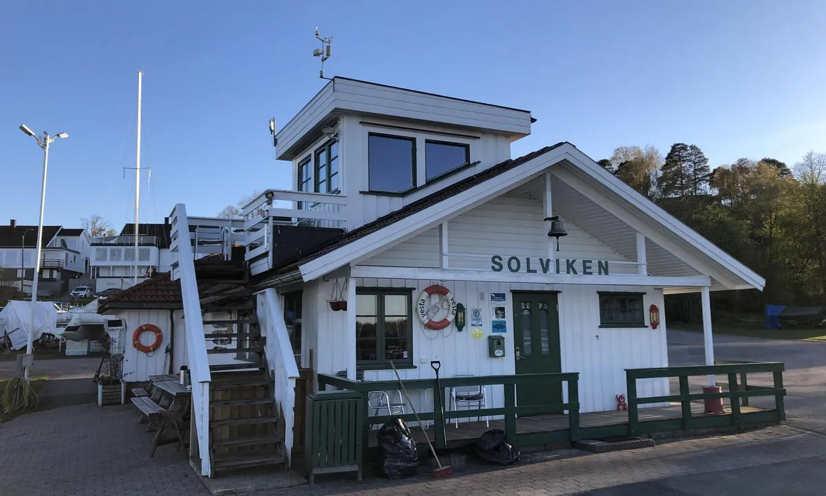 Solviken Båtforening: Klubbhus med toalett ligger innerst i havna