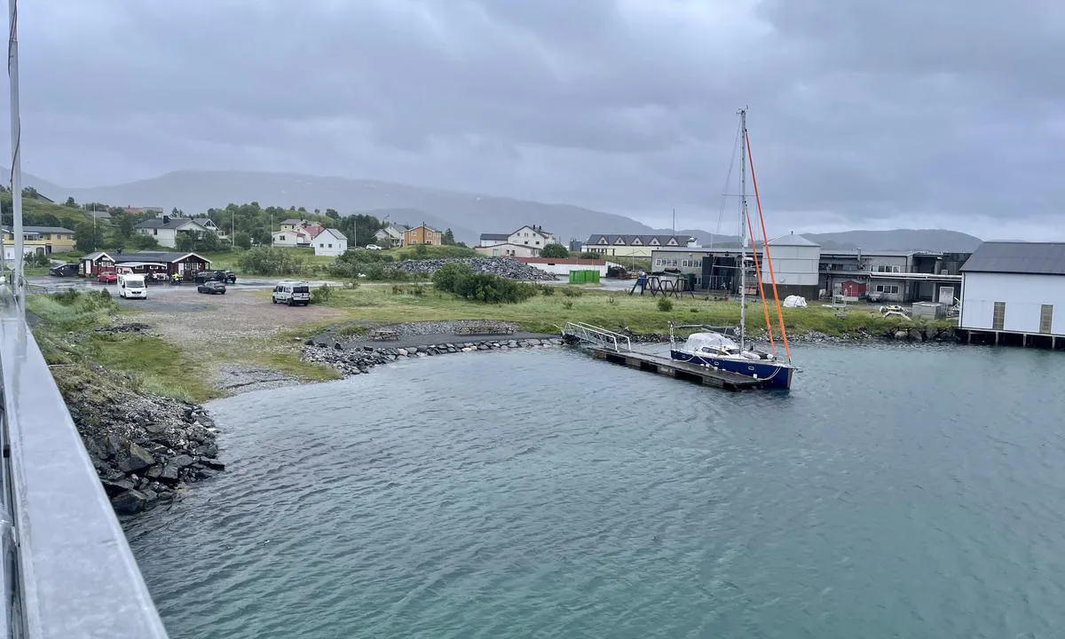 Sommarøya: Renovert og fin flytebrygge med solide kryssholt å fortøye i. God dybde på begge sider. Kro med enkel grillmat inne på land. Ikke mulig å komme under brua for båter over 4m. Ikke strøm og vann. 
Betaling på automat ved servicebygget på campingen. Kr 150 Der er det også dusj og vaskemaskin.