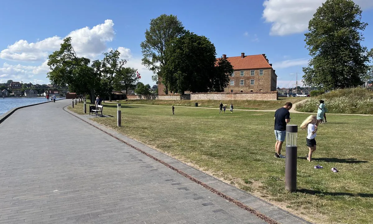 Sønderborg: {"base": "no", "no": "Strandpromenaden med S\u00f8nderborg Slot i bakgrunnen", "se": "Strandpromenaden med S\u00f8nderborgs slott i bakgrunden", "en": "The waterfront promenade with S\u00f8nderborg Castle in the background", "da": "Strandpromenaden med S\u00f8nderborg Slot i baggrunden", "fr": "La promenade de la plage avec le Ch\u00e2teau de S\u00f8nderborg en arri\u00e8re-plan", "de": "Die Strandpromenade mit dem Schloss S\u00f8nderborg im Hintergrund", "es": "El paseo mar\u00edtimo con el Castillo de S\u00f8nderborg al fondo", "it": "La passeggiata lungomare con il Castello di S\u00f8nderborg sullo sfondo", "pt": "A orla mar\u00edtima com o Castelo de S\u00f8nderborg ao fundo", "nl": "De strandpromenade met Kasteel S\u00f8nderborg op de achtergrond", "pl": "Promenada nadbrze\u017cna z zamkiem S\u00f8nderborg w tle", "uk": "\u041d\u0430\u0431\u0435\u0440\u0435\u0436\u043d\u0430 \u0437 \u0437\u0430\u043c\u043a\u043e\u043c \u0421\u0451\u043d\u0434\u0435\u0440\u0431\u043e\u0440\u0433 \u043d\u0430 \u0437\u0430\u0434\u043d\u044c\u043e\u043c\u0443 \u043f\u043b\u0430\u043d\u0456", "ro": "Promenada de pe mal cu Castelul S\u00f8nderborg \u00een fundal", "tr": "Strand caddesi, arka planda S\u00f8nderborg Kalesi ile", "el": "\u0397 \u03c0\u03b1\u03c1\u03b1\u03bb\u03b9\u03b1\u03ba\u03ae \u03c0\u03b5\u03c1\u03b1\u03c4\u03b6\u03ac\u03b4\u03b1 \u03bc\u03b5 \u03c4\u03bf \u039a\u03ac\u03c3\u03c4\u03c1\u03bf S\u00f8nderborg \u03c3\u03c4\u03bf \u03c0\u03b1\u03c1\u03b1\u03c3\u03ba\u03ae\u03bd\u03b9\u03bf", "cs": "Strandpromen\u00e1da s hradem S\u00f8nderborg v pozad\u00ed", "hu": "A tengerparti s\u00e9t\u00e1ny, h\u00e1tt\u00e9rben a S\u00f8nderborg v\u00e1rral", "fi": "Rantapromenadi taustalla S\u00f8nderborgin linna", "bg": "\u041a\u0440\u0430\u0439\u0431\u0440\u0435\u0436\u043d\u0430\u0442\u0430 \u0430\u043b\u0435\u044f \u0441 \u0437\u0430\u043c\u044a\u043a\u0430 \u0421\u044c\u043e\u043d\u0434\u0435\u0440\u0431\u043e\u0440\u0433 \u043d\u0430 \u0437\u0430\u0434\u0435\u043d \u043f\u043b\u0430\u043d", "sr": "Obalna promenada sa dvorcem S\u00f8nderborg u pozadini", "et": "Rannapromenaad koos S\u00f8nderborgi lossiga taustal", "lv": "Strandpromen\u0101de ar Sanderborgas pili fon\u0101", "lt": "Papl\u016bdimio promenada su S\u00f8nderborg r\u016bmais fone"}