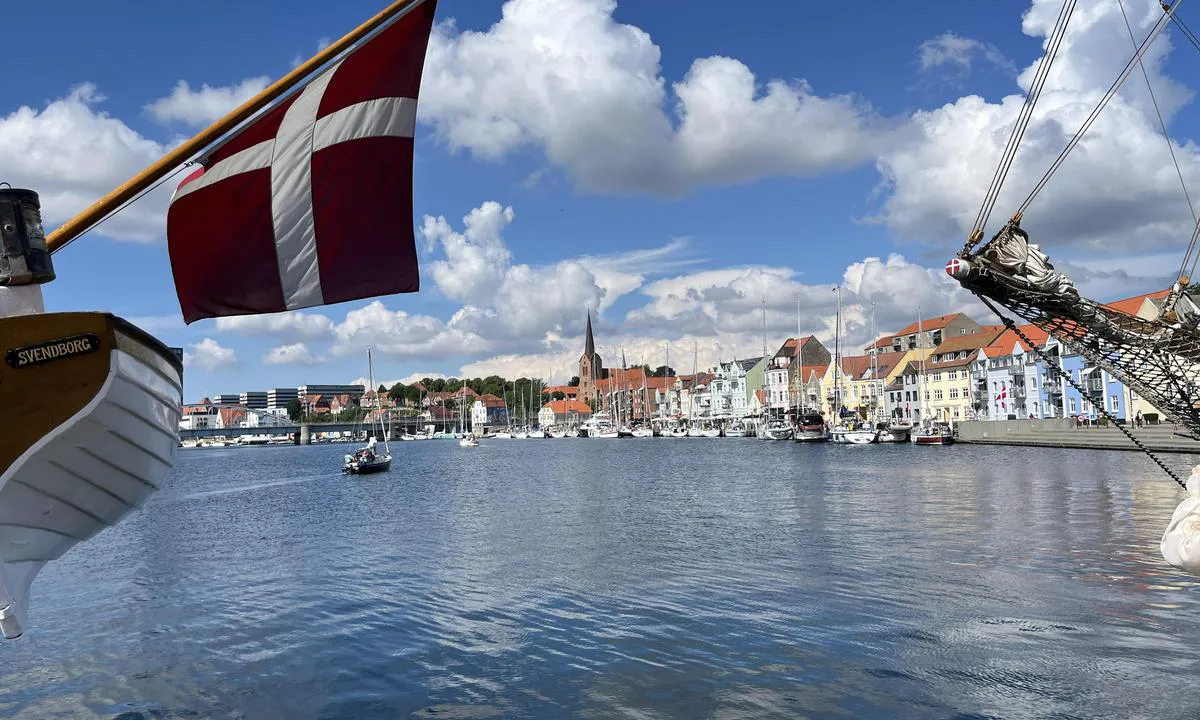 Sønderborg: {"base": "no", "no": "Longside fort\u00f8yning langs hele kaifronten", "se": "L\u00e5ngsides f\u00f6rt\u00f6jning l\u00e4ngs hela kajfronten", "en": "Longside mooring along the entire quay front", "da": "Langsides fort\u00f8jning langs hele kajfronten", "fr": "Amarrage de c\u00f4t\u00e9 le long de toute la fa\u00e7ade du quai", "de": "L\u00e4ngsseitsanlegen entlang der gesamten Kai-Front", "es": "Amarre de costado a lo largo de todo el frente del muelle", "it": "Ormeggio laterale lungo l'intera banchina", "pt": "Amarra\u00e7\u00e3o paralela ao longo de toda a frente do cais", "nl": "Langszij afmeren langs de hele kadefront", "pl": "Cumowanie burt\u0105 na ca\u0142ej kraw\u0119dzi nabrze\u017ca", "uk": "\u0428\u0432\u0430\u0440\u0442\u0443\u0432\u0430\u043d\u043d\u044f \u0431\u043e\u0440\u0442\u043e\u043c \u0443\u0437\u0434\u043e\u0432\u0436 \u0432\u0441\u044c\u043e\u0433\u043e \u043f\u0440\u0438\u0447\u0430\u043b\u0443", "ro": "Ancorare bord la bord de-a lungul \u00eentregului front al cheiului", "tr": "T\u00fcm iskele cephesi boyunca borda yana\u015fma", "el": "\u03a0\u03bb\u03b1\u03b3\u03b9\u03bf\u03b4\u03ad\u03c4\u03b7\u03c3\u03b7 \u03ba\u03b1\u03c4\u03ac \u03bc\u03ae\u03ba\u03bf\u03c2 \u03cc\u03bb\u03b7\u03c2 \u03c4\u03b7\u03c2 \u03c0\u03c1\u03bf\u03ba\u03c5\u03bc\u03b1\u03af\u03b1\u03c2", "cs": "Dlouh\u00e9 bo\u010dn\u00ed kotven\u00ed po cel\u00e9 d\u00e9lce n\u00e1b\u0159e\u017e\u00ed", "hu": "Kik\u00f6t\u00e9s p\u00e1rhuzamosan a teljes rakpart ment\u00e9n", "fi": "Reunakiinnitys koko laiturin edustalla", "bg": "\u0428\u0432\u0430\u0440\u0442\u043e\u0432\u0430\u043d\u0435 \u043e\u0442\u0441\u0442\u0440\u0430\u043d\u0438 \u043f\u043e \u0446\u044f\u043b\u0430\u0442\u0430 \u0444\u0440\u043e\u043d\u0442\u043e\u0432\u0430 \u043b\u0438\u043d\u0438\u044f \u043d\u0430 \u043a\u0435\u044f", "sr": "\u041f\u0440\u0438\u0441\u0442\u0430\u043d\u0430\u043a \u0443\u0437\u0434\u0443\u0436\u0435 \u0446\u0435\u043b\u0435 \u043e\u0431\u0430\u043b\u0435", "et": "K\u00fclgkinnitusega sildumine kogu kai ulatuses", "lv": "Garais bortu piest\u0101tne gar visu piest\u0101tnes fas\u0101di", "lt": "Borto tvirtinimas prie visos krantin\u0117s priekin\u0117s dalies"}