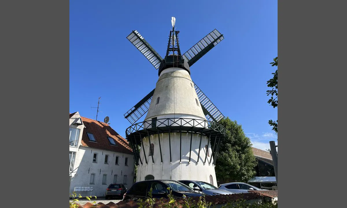 Sønderborg: {"base": "no", "no": "Slotsm\u00f8llen - vakker vindm\u00f8lle n\u00e6r havna", "se": "Slotsm\u00f8llen - vacker v\u00e4derkvarn n\u00e4ra hamnen", "en": "Slotsm\u00f8llen - beautiful windmill near the harbor", "da": "Slotsm\u00f8llen - smuk vindm\u00f8lle n\u00e6r havnen", "fr": "Slotsm\u00f8llen - un beau moulin \u00e0 vent pr\u00e8s du port", "de": "Slotsm\u00f8llen - sch\u00f6ne Windm\u00fchle in der N\u00e4he des Hafens", "es": "Slotsm\u00f8llen - hermoso molino de viento cerca del puerto", "it": "Slotsm\u00f8llen - bellissimo mulino a vento vicino al porto", "pt": "Slotsm\u00f8llen - belo moinho de vento perto do porto", "nl": "Slotsm\u00f8llen - prachtige windmolen nabij de haven", "pl": "Slotsm\u00f8llen - pi\u0119kny wiatrak niedaleko portu", "uk": "Slotsm\u00f8llen - \u043a\u0440\u0430\u0441\u0438\u0432\u0430 \u0432\u0456\u0442\u0440\u044f\u043a \u043d\u0435\u043f\u043e\u0434\u0430\u043b\u0456\u043a \u0433\u0430\u0432\u0430\u043d\u0456", "ro": "Slotsm\u00f8llen - o frumoas\u0103 moar\u0103 de v\u00e2nt aproape de port", "tr": "Slotsm\u00f8llen - limana yak\u0131n g\u00fczel bir yel de\u011firmeni", "el": "Slotsm\u00f8llen - \u03cc\u03bc\u03bf\u03c1\u03c6\u03bf\u03c2 \u03b1\u03bd\u03b5\u03bc\u03cc\u03bc\u03c5\u03bb\u03bf\u03c2 \u03ba\u03bf\u03bd\u03c4\u03ac \u03c3\u03c4\u03bf \u03bb\u03b9\u03bc\u03ac\u03bd\u03b9", "cs": "Slotsm\u00f8llen - kr\u00e1sn\u00fd v\u011btrn\u00fd ml\u00fdn pobl\u00ed\u017e p\u0159\u00edstavu", "hu": "Slotsm\u00f8llen - sz\u00e9p sz\u00e9lmalom a kik\u00f6t\u0151 k\u00f6zel\u00e9ben", "fi": "Slotsm\u00f8lle - kaunis tuulimylly l\u00e4hell\u00e4 satamaa", "bg": "\u041c\u0435\u043b\u043d\u0438\u0446\u0430\u0442\u0430 \u043d\u0430 \u0437\u0430\u043c\u044a\u043a\u0430 - \u043a\u0440\u0430\u0441\u0438\u0432\u0430 \u0432\u044f\u0442\u044a\u0440\u043d\u0430 \u043c\u0435\u043b\u043d\u0438\u0446\u0430 \u0431\u043b\u0438\u0437\u043e \u0434\u043e \u043f\u0440\u0438\u0441\u0442\u0430\u043d\u0438\u0449\u0435\u0442\u043e", "sr": "\u0421\u043b\u043e\u0442\u0441\u043c\u043e\u0435\u043b\u043b\u0435\u043d - \u043f\u0440\u0435\u043b\u0435\u043f\u0438 \u0432\u0435\u0442\u0440\u0435\u045a\u0430\u0447\u0430 \u0431\u043b\u0438\u0437\u0443 \u043b\u0443\u043a\u0435", "et": "Slotsm\u00f8llen - kaunis tuuleveski sadama l\u00e4hedal", "lv": "Slotsm\u00f8llen - skaista v\u0113jdzirnavas net\u0101lu no ostas", "lt": "Slotsm\u00f8llen - gra\u017eus v\u0117jo mal\u016bnas netoli uosto"}