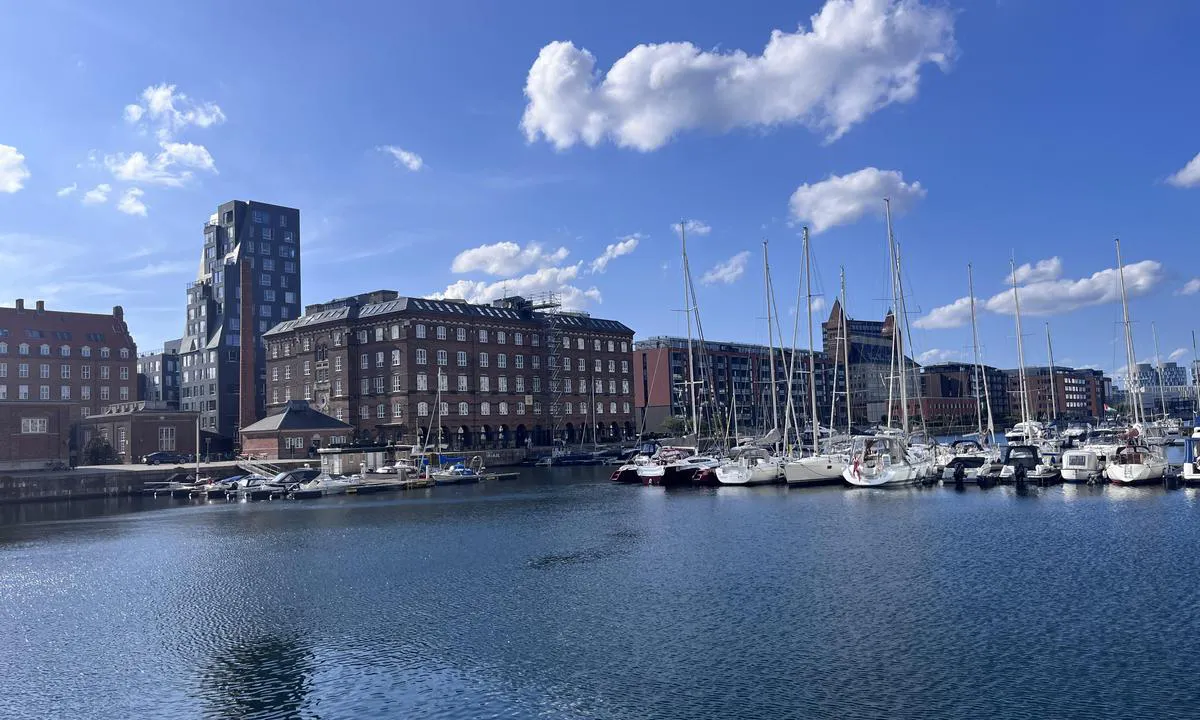 Søndre Frihavn Lystbådehavn: {"base": "en", "no": "Fin, godt beskyttet havn n\u00e6r sentrum av byen. Nye sanit\u00e6ranlegg.", "se": "Trevlig v\u00e4l skyddad hamn n\u00e4ra stadens centrum. Nya sanitetsanl\u00e4ggningar.", "en": "Nice well protected harbor close to the center of the city. New sanitary facilities.", "da": "Dejlig velbeskyttet havn t\u00e6t p\u00e5 byens centrum. Nye sanit\u00e6re faciliteter.", "fr": "Joli port bien prot\u00e9g\u00e9 proche du centre-ville. Nouvelles installations sanitaires.", "de": "Sch\u00f6ner, gut gesch\u00fctzter Hafen in der N\u00e4he des Stadtzentrums. Neue sanit\u00e4re Einrichtungen.", "es": "Bonito puerto bien protegido cerca del centro de la ciudad. Nuevas instalaciones sanitarias.", "it": "Bel porto ben protetto vicino al centro della citt\u00e0. Nuove strutture sanitarie.", "pt": "Belo porto bem protegido, pr\u00f3ximo ao centro da cidade. Novas instala\u00e7\u00f5es sanit\u00e1rias.", "nl": "Mooie goed beschermde haven dicht bij het centrum van de stad. Nieuwe sanitaire voorzieningen.", "pl": "Mi\u0142y, dobrze chroniony port blisko centrum miasta. Nowe zaplecze sanitarne.", "uk": "\u0413\u0430\u0440\u043d\u0430 \u0434\u043e\u0431\u0440\u0435 \u0437\u0430\u0445\u0438\u0449\u0435\u043d\u0430 \u0433\u0430\u0432\u0430\u043d\u044c \u043f\u043e\u0440\u0443\u0447 \u0437 \u0446\u0435\u043d\u0442\u0440\u043e\u043c \u043c\u0456\u0441\u0442\u0430. \u041d\u043e\u0432\u0456 \u0441\u0430\u043d\u0456\u0442\u0430\u0440\u043d\u0456 \u043f\u0440\u0438\u043c\u0456\u0449\u0435\u043d\u043d\u044f.", "ro": "Port bine protejat aproape de centrul ora\u0219ului. Facilit\u0103\u021bi sanitare noi.", "tr": "\u015eehre yak\u0131n, iyi korunmu\u015f g\u00fczel bir liman. Yeni hijyen tesisleri.", "el": "\u03a9\u03c1\u03b1\u03af\u03bf, \u03ba\u03b1\u03bb\u03ac \u03c0\u03c1\u03bf\u03c3\u03c4\u03b1\u03c4\u03b5\u03c5\u03bc\u03ad\u03bd\u03bf \u03bb\u03b9\u03bc\u03ac\u03bd\u03b9 \u03ba\u03bf\u03bd\u03c4\u03ac \u03c3\u03c4\u03bf \u03ba\u03ad\u03bd\u03c4\u03c1\u03bf \u03c4\u03b7\u03c2 \u03c0\u03cc\u03bb\u03b7\u03c2. \u039d\u03ad\u03b5\u03c2 \u03c5\u03b3\u03b5\u03b9\u03bf\u03bd\u03bf\u03bc\u03b9\u03ba\u03ad\u03c2 \u03b5\u03b3\u03ba\u03b1\u03c4\u03b1\u03c3\u03c4\u03ac\u03c3\u03b5\u03b9\u03c2.", "cs": "P\u011bkn\u00fd dob\u0159e chr\u00e1n\u011bn\u00fd p\u0159\u00edstav bl\u00edzko centra m\u011bsta. Nov\u00e9 sanit\u00e1rn\u00ed za\u0159\u00edzen\u00ed.", "hu": "Sz\u00e9p, j\u00f3l v\u00e9dett kik\u00f6t\u0151 k\u00f6zel a v\u00e1rosk\u00f6zponthoz. \u00daj szaniter l\u00e9tes\u00edtm\u00e9nyek.", "fi": "Mukava hyvin suojattu satama l\u00e4hell\u00e4 keskustaa. Uudet saniteettitilat.", "bg": "\u0425\u0443\u0431\u0430\u0432\u043e \u0434\u043e\u0431\u0440\u0435 \u0437\u0430\u0449\u0438\u0442\u0435\u043d\u043e \u043f\u0440\u0438\u0441\u0442\u0430\u043d\u0438\u0449\u0435 \u0431\u043b\u0438\u0437\u043e \u0434\u043e \u0446\u0435\u043d\u0442\u044a\u0440\u0430 \u043d\u0430 \u0433\u0440\u0430\u0434\u0430. \u041d\u043e\u0432\u0438 \u0441\u0430\u043d\u0438\u0442\u0430\u0440\u043d\u0438 \u0441\u044a\u043e\u0440\u044a\u0436\u0435\u043d\u0438\u044f.", "sr": "\u041b\u0443\u043a\u0430 \u0458\u0435 \u043b\u0435\u043f\u043e \u0437\u0430\u0448\u0442\u0438\u045b\u0435\u043d\u0430 \u0438 \u0431\u043b\u0438\u0437\u0443 \u0446\u0435\u043d\u0442\u0440\u0430 \u0433\u0440\u0430\u0434\u0430. \u041d\u043e\u0432\u0435 \u0441\u0430\u043d\u0438\u0442\u0430\u0440\u043d\u0435 \u043f\u0440\u043e\u0441\u0442\u043e\u0440\u0438\u0458\u0435.", "et": "Hea ja h\u00e4sti kaitstud sadam linna keskuse l\u00e4hedal. Uued sanitaarrajatised.", "lv": "Jauka, labi aizsarg\u0101ta osta tuvu pils\u0113tas centram. Jaunas sanit\u0101r\u0101s \u0113rt\u012bbas.", "lt": "Malonus gerai apsaugotas uostas netoli miesto centro. Nauji sanitariniai \u012frenginiai."}