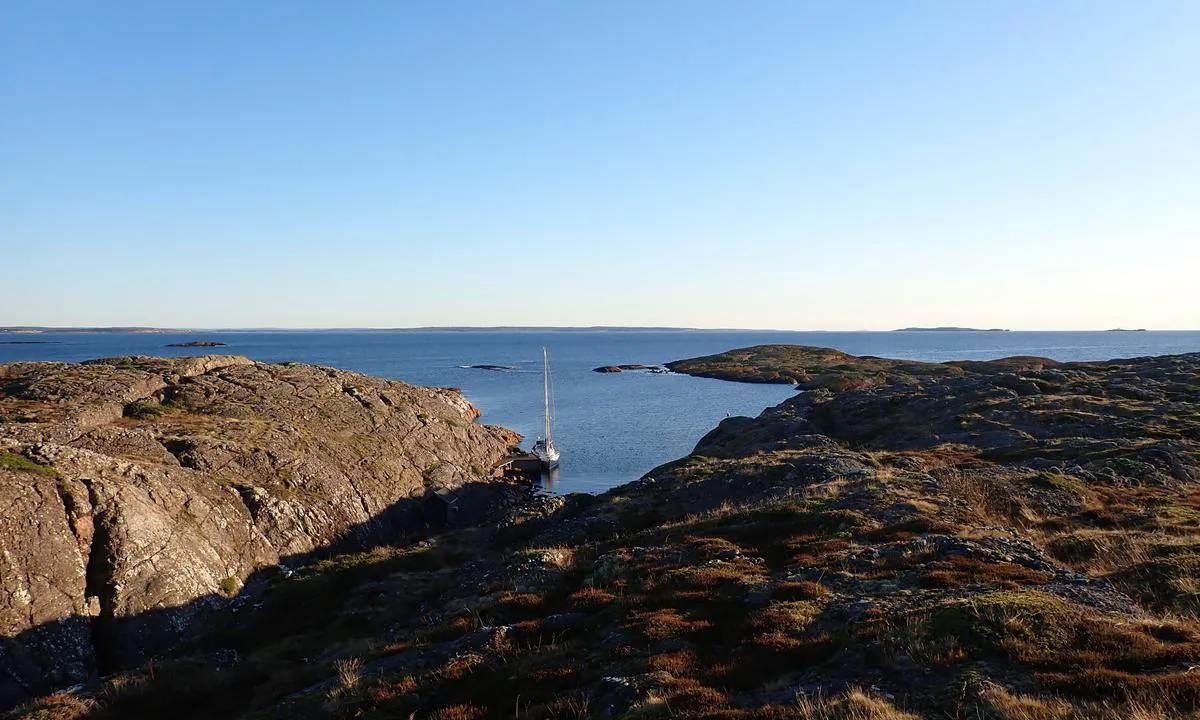 Søndre Missingene: {"base": "no", "no": "En vakker Novemberdag.Litt roligere n\u00e5 om vinteren.", "se": "En vacker Novemberdag. Lite lugnare nu p\u00e5 vintern.", "en": "A beautiful November day. A bit calmer now in the winter.", "da": "En smuk Novemberdag. Lidt roligere nu om vinteren.", "fr": "Une belle journ\u00e9e de novembre. Un peu plus calme maintenant en hiver.", "de": "Ein sch\u00f6ner Novembertag. Jetzt im Winter etwas ruhiger.", "es": "Un hermoso d\u00eda de noviembre. Un poco m\u00e1s tranquilo ahora en invierno.", "it": "Una bellissima giornata di novembre.<br>Un po' pi\u00f9 tranquillo ora d'inverno.", "pt": "Um belo dia de novembro. Um pouco mais calmo agora no inverno.", "nl": "Een mooie Novemberdag. Iets rustiger nu in de winter.", "pl": "Pi\u0119kny listopadowy dzie\u0144. Troch\u0119 spokojniej teraz zim\u0105.", "uk": "\u0427\u0443\u0434\u043e\u0432\u0438\u0439 \u0434\u0435\u043d\u044c \u043b\u0438\u0441\u0442\u043e\u043f\u0430\u0434\u0430. \u0422\u0440\u043e\u0445\u0438 \u0441\u043f\u043e\u043a\u0456\u0439\u043d\u0456\u0448\u0435 \u0437\u0430\u0440\u0430\u0437 \u0432\u0437\u0438\u043c\u043a\u0443.", "ro": "O zi frumoas\u0103 de noiembrie. Pu\u021bin mai lini\u0219tit acum iarna.", "tr": "G\u00fczel bir Kas\u0131m g\u00fcn\u00fc. K\u0131\u015f\u0131n biraz daha sessizdir.", "el": "\u039c\u03b9\u03b1 \u03cc\u03bc\u03bf\u03c1\u03c6\u03b7 \u03b7\u03bc\u03ad\u03c1\u03b1 \u03c4\u03bf\u03c5 \u039d\u03bf\u03b5\u03bc\u03b2\u03c1\u03af\u03bf\u03c5. \u039b\u03af\u03b3\u03bf \u03c0\u03b9\u03bf \u03ae\u03c3\u03c5\u03c7\u03b1 \u03c4\u03ce\u03c1\u03b1 \u03c4\u03bf\u03bd \u03c7\u03b5\u03b9\u03bc\u03ce\u03bd\u03b1.", "cs": "Kr\u00e1sn\u00fd listopadov\u00fd den. Trochu klidn\u011bj\u0161\u00ed te\u010f v zim\u011b.", "hu": "Egy gy\u00f6ny\u00f6r\u0171 novemberi nap. T\u00e9len kicsit csendesebb.", "fi": "Kaunis marraskuun p\u00e4iv\u00e4. Talvella hieman rauhallisempaa.", "bg": "\u0415\u0434\u0438\u043d \u043a\u0440\u0430\u0441\u0438\u0432 \u043d\u043e\u0435\u043c\u0432\u0440\u0438\u0439\u0441\u043a\u0438 \u0434\u0435\u043d. \u041c\u0430\u043b\u043a\u043e \u043f\u043e-\u0441\u043f\u043e\u043a\u043e\u0439\u043d\u043e \u0441\u0435\u0433\u0430 \u043f\u0440\u0435\u0437 \u0437\u0438\u043c\u0430\u0442\u0430.", "sr": "Lep novembarski dan. Malo mirnije sada zimi.", "et": "Ilusal novembrip\u00e4eval. Talvel on siin natuke rahulikum.", "lv": "Skaista novembra diena. Nedaudz mier\u012bg\u0101ks tagad ziem\u0101.", "lt": "Gra\u017ei lapkri\u010dio diena. \u017diem\u0105 \u0161iek tiek ramiau."}