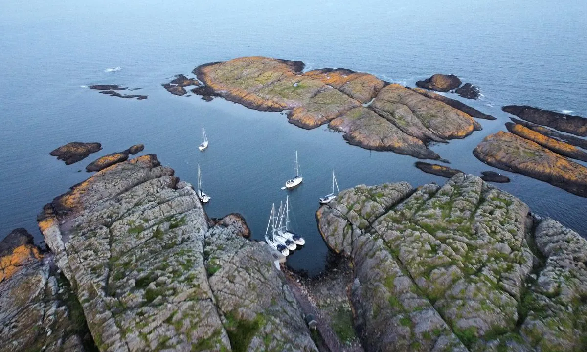 Søndre Missingene: {"base": "no", "no": "S\u00f8ndre  Missingen med innseilingen \u00f8stfra til venstre i bildet. L\u00e5 fint p\u00e5 svai i lite vind. Bl\u00e5 b\u00f8ye helt inne godt i le fra vind og sj\u00f8!.", "se": "S\u00f6dra Missingen med inseglingen \u00f6sterifr\u00e5n till v\u00e4nster i bilden. L\u00e5g fint f\u00f6r ankar i lite vind. Bl\u00e5 boj helt inne v\u00e4l i l\u00e4 fr\u00e5n vind och sj\u00f6!", "en": "S\u00f8ndre Missingen with the approach from the east to the left in the picture. Lay nicely at anchor in light winds. Blue buoy well sheltered from the wind and sea!", "da": "S\u00f8ndre Missingen med indsejlingen \u00f8stfra til venstre i billedet. L\u00e5 fint p\u00e5 svaj i lidt vind. Bl\u00e5 b\u00f8je helt inde godt i l\u00e6 fra vind og s\u00f8!"}