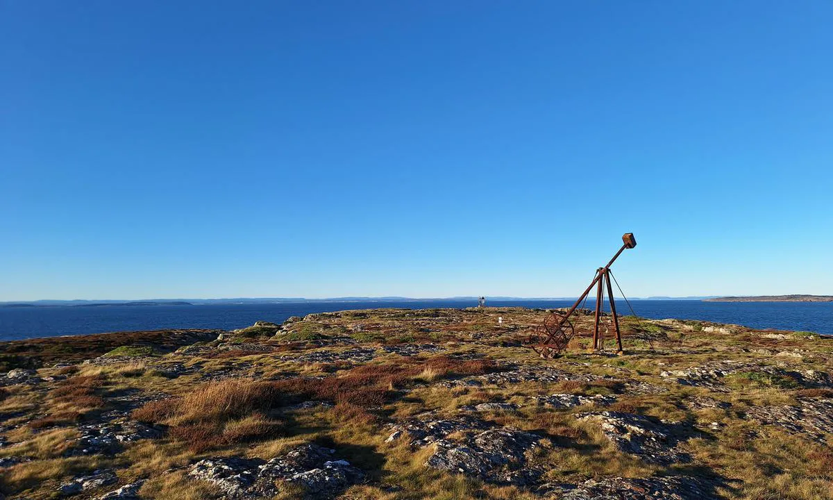 Søndre Missingene: {"base": "no", "no": "Det er noe med utsikten n\u00e5r vi n\u00e6rmer oss vinter, kuldegrader og klarv\u00e6r i November.", "se": "Det \u00e4r n\u00e5got med utsikten n\u00e4r vi n\u00e4rmar oss vinter, minusgrader och klart v\u00e4der i November.", "en": "There is something about the view as we approach winter, freezing temperatures, and clear weather in November.", "da": "Der er noget med udsigten, n\u00e5r vi n\u00e6rmer os vinter, frostgrader og klart vejr i November.", "fr": "Il y a quelque chose dans la vue quand nous approchons de l'hiver, des temp\u00e9ratures n\u00e9gatives et du temps clair en novembre.", "de": "Es gibt etwas Besonderes an der Aussicht, wenn wir uns dem Winter, Minusgraden und klarem Wetter im November n\u00e4hern.", "es": "Hay algo en la vista cuando nos acercamos al invierno, temperaturas bajo cero y cielos despejados en noviembre.", "it": "C'\u00e8 qualcosa nella vista quando ci avviciniamo all'inverno, alle temperature sotto zero e al cielo sereno di novembre.", "pt": "H\u00e1 algo na vista quando nos aproximamos do inverno, temperaturas abaixo de zero e c\u00e9u claro em novembro.", "nl": "Er is iets met het uitzicht wanneer we de winter, vriestemperaturen en helder weer in november naderen.", "pl": "Jest co\u015b w widoku, gdy zbli\u017camy si\u0119 do zimy, ujemnych temperatur i bezchmurnej pogody w listopadzie.", "uk": "\u0404 \u0449\u043e\u0441\u044c \u0443 \u0446\u044c\u043e\u043c\u0443 \u0432\u0438\u0434\u0456, \u043a\u043e\u043b\u0438 \u043c\u0438 \u043d\u0430\u0431\u043b\u0438\u0436\u0430\u0454\u043c\u043e\u0441\u044f \u0434\u043e \u0437\u0438\u043c\u0438, \u043c\u043e\u0440\u043e\u0437\u0443 \u0442\u0430 \u044f\u0441\u043d\u043e\u0457 \u043f\u043e\u0433\u043e\u0434\u0438 \u0443 \u043b\u0438\u0441\u0442\u043e\u043f\u0430\u0434\u0456.", "ro": "Exist\u0103 ceva \u00een priveli\u0219te c\u00e2nd ne apropiem de iarn\u0103, temperaturi sub zero grade \u0219i vreme senin\u0103 \u00een noiembrie.", "tr": "Kas\u0131m ay\u0131nda k\u0131\u015fa, donma derecelerine ve a\u00e7\u0131k havaya yakla\u015ft\u0131\u011f\u0131m\u0131zda, manzarada bir \u015fey var.", "el": "\u03a5\u03c0\u03ac\u03c1\u03c7\u03b5\u03b9 \u03ba\u03ac\u03c4\u03b9 \u03bc\u03b5 \u03c4\u03b7\u03bd \u03b8\u03ad\u03b1 \u03cc\u03c4\u03b1\u03bd \u03c0\u03bb\u03b7\u03c3\u03b9\u03ac\u03b6\u03bf\u03c5\u03bc\u03b5 \u03c4\u03bf \u03c7\u03b5\u03b9\u03bc\u03ce\u03bd\u03b1, \u03c4\u03bf\u03c5\u03c2 \u03b2\u03b1\u03b8\u03bc\u03bf\u03cd\u03c2 \u03ba\u03b1\u03c4\u03ac\u03c8\u03c5\u03be\u03b7\u03c2 \u03ba\u03b1\u03b9 \u03c4\u03b7\u03bd \u03ba\u03b1\u03b8\u03b1\u03c1\u03ae \u03b1\u03c4\u03bc\u03cc\u03c3\u03c6\u03b1\u03b9\u03c1\u03b1 \u03c4\u03bf\u03bd \u039d\u03bf\u03ad\u03bc\u03b2\u03c1\u03b9\u03bf.", "cs": "Je n\u011bco na v\u00fdhledu, kdy\u017e se bl\u00ed\u017e\u00edme k zim\u011b, mrazy a jasn\u00e9 obloze v listopadu.", "hu": "Van valami a kil\u00e1t\u00e1ssal kapcsolatban, amikor k\u00f6zeled\u00fcnk a t\u00e9lhez, m\u00ednusz fokokkal \u00e9s tiszta id\u0151vel novemberben.", "fi": "On jotain n\u00e4kym\u00e4ss\u00e4, kun l\u00e4hestymme talvea, pakkasasteita ja kirkasta s\u00e4\u00e4t\u00e4 marraskuussa.", "bg": "\u0418\u043c\u0430 \u043d\u0435\u0449\u043e \u0432 \u0433\u043b\u0435\u0434\u043a\u0430\u0442\u0430, \u043a\u043e\u0433\u0430\u0442\u043e \u0441\u0435 \u043f\u0440\u0438\u0431\u043b\u0438\u0436\u0430\u0432\u0430\u043c\u0435 \u043a\u044a\u043c \u0437\u0438\u043c\u0430\u0442\u0430, \u0442\u0435\u043c\u043f\u0435\u0440\u0430\u0442\u0443\u0440\u0438 \u043f\u043e\u0434 \u043d\u0443\u043b\u0430\u0442\u0430 \u0438 \u044f\u0441\u043d\u043e \u0432\u0440\u0435\u043c\u0435 \u043f\u0440\u0435\u0437 \u043d\u043e\u0435\u043c\u0432\u0440\u0438.", "sr": "Nekako je druga\u010diji pogled kada se bli\u017eimo zimi, minusima i vedrom vremenu u novembru.", "et": "On midagi vaatepildis, kui l\u00e4heneme talvele, k\u00fclmakraadidele ja selgele ilmale novembris.", "lv": "Tas ir kaut kas \u012bpa\u0161s skats, kad tuvojamies ziemai, m\u012bnusa temperat\u016br\u0101m un skaidram laikam novembr\u012b.", "lt": "Yra ka\u017ekas ypatingo vaizde, kai art\u0117ja \u017eiema, \u0161al\u010dio laipsniai ir giedra lapkri\u010dio m\u0117nes\u012f."}