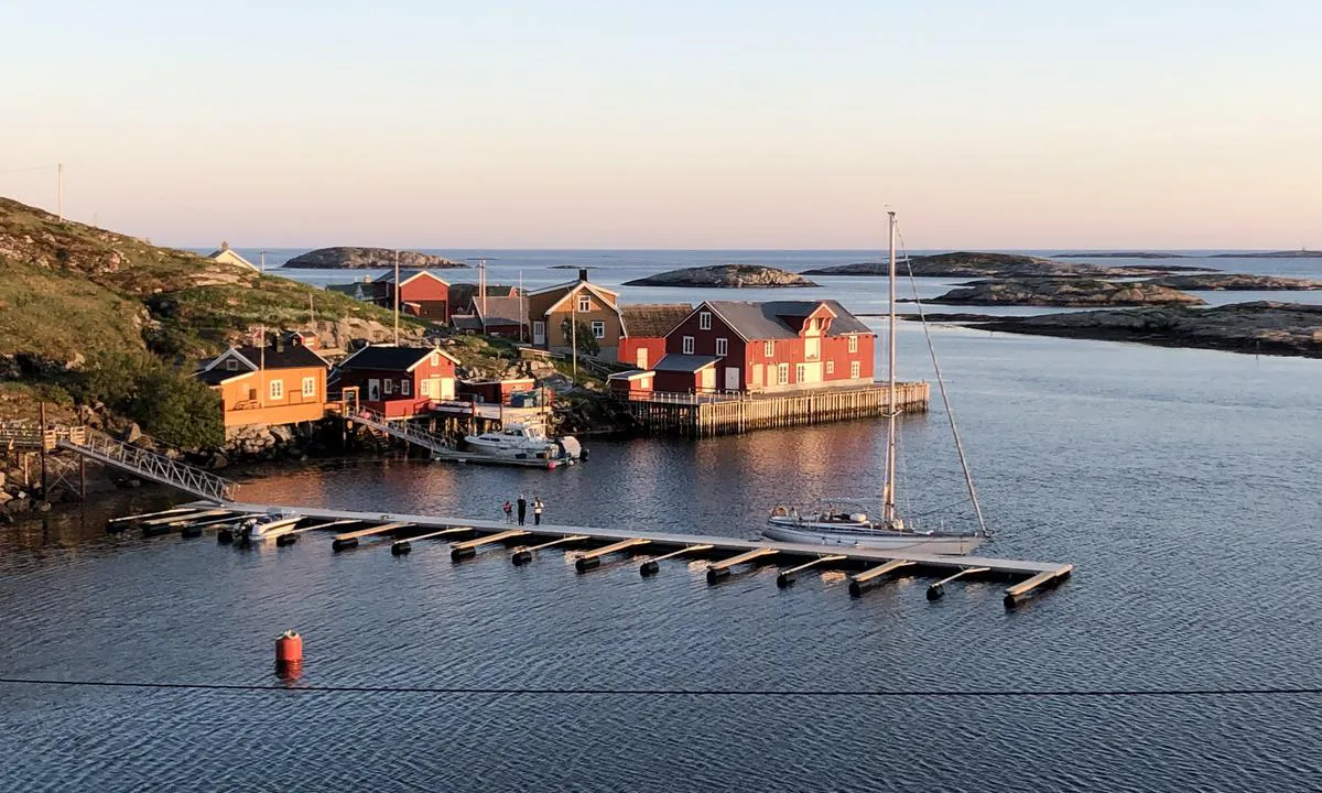 Gjestebrygga ved Heimværet på Sør-Gjæslingan ble anlagt i 2021. Båsene på innsiden tilhører hyttefolket, og gjester fortøyer longside på utsiden (sørsiden).