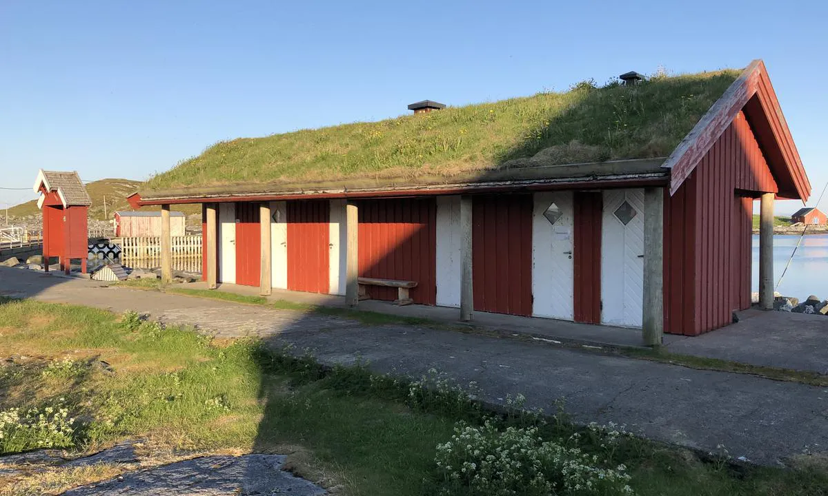 Sør-Gjæslingan - Nakken: I nærheten av rutebåtkaia på Sør-Gjøslingan finner du et servicehus. Lengst til høyre er det toalett for gjester.