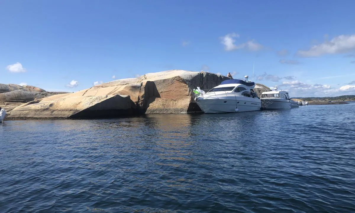 Sør i Ommane: Flere steder en kan ligge langs fjellet, brygge eller for dregg.