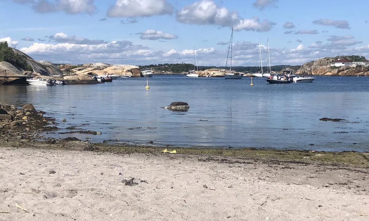 Sør i Ommane: Flott Strand inne i bukten. Langgrunt, så større båter kan ikke benytte brygge på styrbord side av innseilingen. Det var mange båter på dagstur som lå på svai i bukten.