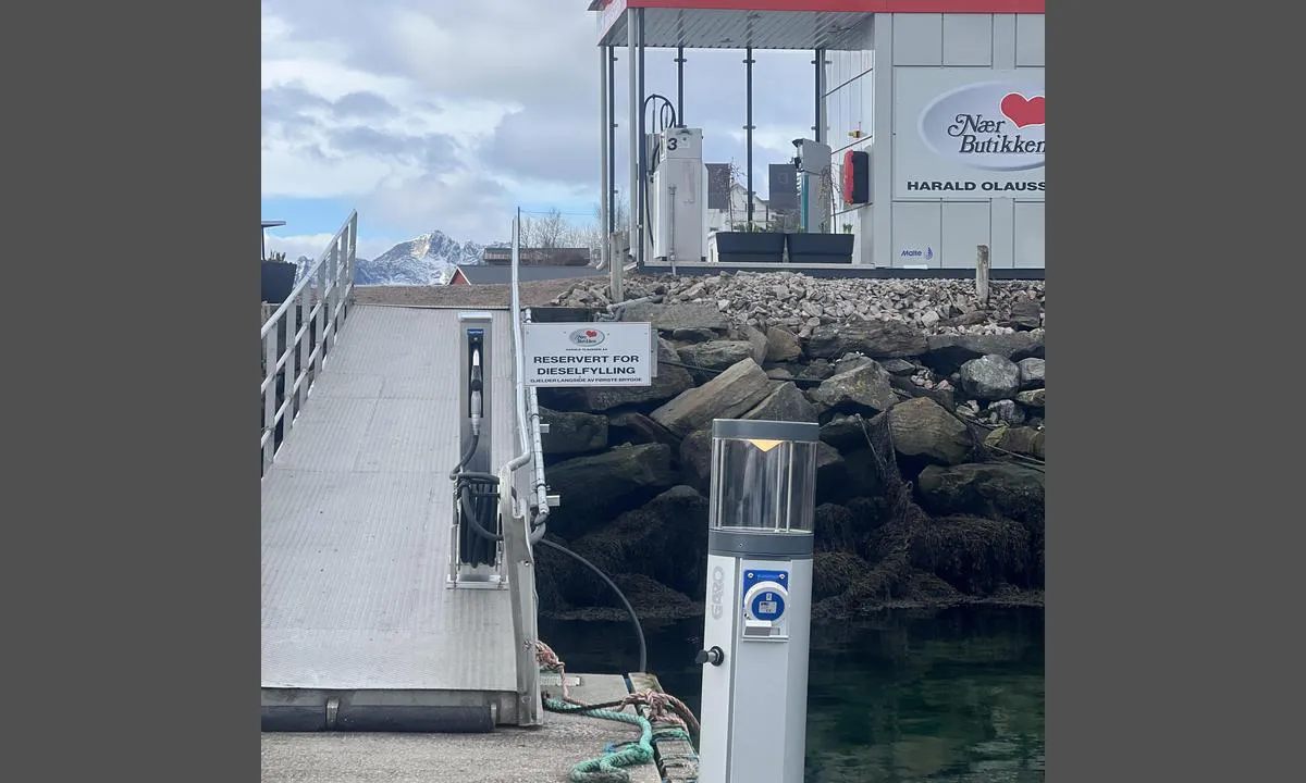 Sørarnøy - Nærbutikken: {"base": "no", "no": "Str\u00f8mm p\u00e5 kaia", "se": "Str\u00f6m p\u00e5 kajen", "en": "Electricity on the quay", "da": "Str\u00f8m p\u00e5 kajen", "fr": "Courant sur le quai", "de": "Strom am Kai", "es": "Corriente en el muelle", "it": "Corrente elettrica sul molo", "pt": "Eletricidade no cais", "nl": "Stroom op de kade", "pl": "Pr\u0105d na nabrze\u017cu", "uk": "<p>\u0415\u043b\u0435\u043a\u0442\u0440\u043e\u043f\u043e\u0441\u0442\u0430\u0447\u0430\u043d\u043d\u044f \u043d\u0430 \u043f\u0440\u0438\u0441\u0442\u0430\u043d\u0456</p>", "ro": "Curent la chei", "tr": "R\u0131ht\u0131mda elektrik", "el": "\u03a1\u03b5\u03cd\u03bc\u03b1 \u03c3\u03c4\u03b7\u03bd \u03b1\u03c0\u03bf\u03b2\u03ac\u03b8\u03c1\u03b1", "cs": "Proud na molu", "hu": "\u00c1ram a m\u00f3l\u00f3n", "fi": "S\u00e4hk\u00f6\u00e4 laiturilla", "bg": "\u0415\u043b\u0435\u043a\u0442\u0440\u0438\u0447\u0435\u0441\u0442\u0432\u043e \u043d\u0430 \u043a\u0435\u044f", "sr": "Struja na rivi", "et": "Vool kai \u00e4\u00e4res", "lv": "Elektr\u012bba pie piest\u0101tnes", "lt": "Elektros srov\u0117 prieplaukoje"}