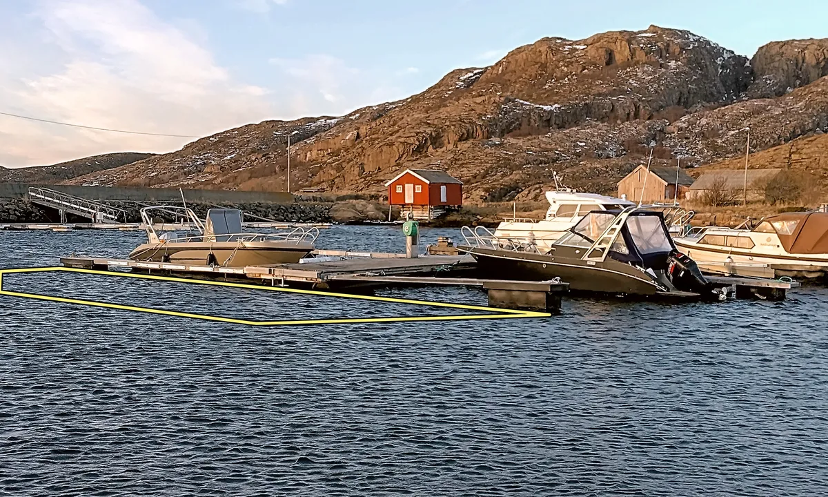 Sørgårdsvågen marina: De to gjesteplassene ligger på enden/utsiden av denne brygga. 1,8 m dybde på fjære sjø.