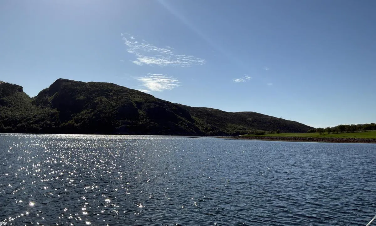 Sørjervågen: {"base": "en", "no": "Utsikt mot nordvest", "se": "Utsikt mot nordv\u00e4st", "en": "View to the northwest", "da": "Udsigt mod nordvest", "fr": "Vue vers le nord-ouest", "de": "Blick nach Nordwest", "es": "Vista hacia el noroeste", "it": "Vista a nord-ovest", "pt": "Vista para o noroeste", "nl": "Uitzicht naar het noordwesten", "pl": "Widok na p\u00f3\u0142nocny zach\u00f3d", "uk": "\u0412\u0438\u0434 \u043d\u0430 \u043f\u0456\u0432\u043d\u0456\u0447\u043d\u0438\u0439 \u0437\u0430\u0445\u0456\u0434", "ro": "Vedere c\u0103tre nord-vest", "tr": "Kuzeybat\u0131ya bak\u0131\u015f", "el": "\u0398\u03ad\u03b1 \u03c0\u03c1\u03bf\u03c2 \u03c4\u03b1 \u03b2\u03bf\u03c1\u03b5\u03b9\u03bf\u03b4\u03c5\u03c4\u03b9\u03ba\u03ac", "cs": "Pohled na severoz\u00e1pad", "hu": "Kil\u00e1t\u00e1s \u00e9szaknyugat fel\u00e9", "fi": "N\u00e4kym\u00e4 luoteeseen", "bg": "\u0418\u0437\u0433\u043b\u0435\u0434 \u043a\u044a\u043c \u0441\u0435\u0432\u0435\u0440\u043e\u0437\u0430\u043f\u0430\u0434", "sr": "Pogled ka severozapadu", "et": "Vaade loode suunas", "lv": "Skats uz zieme\u013crietumiem", "lt": "Vaizdas \u012f \u0161iaur\u0117s vakarus"}