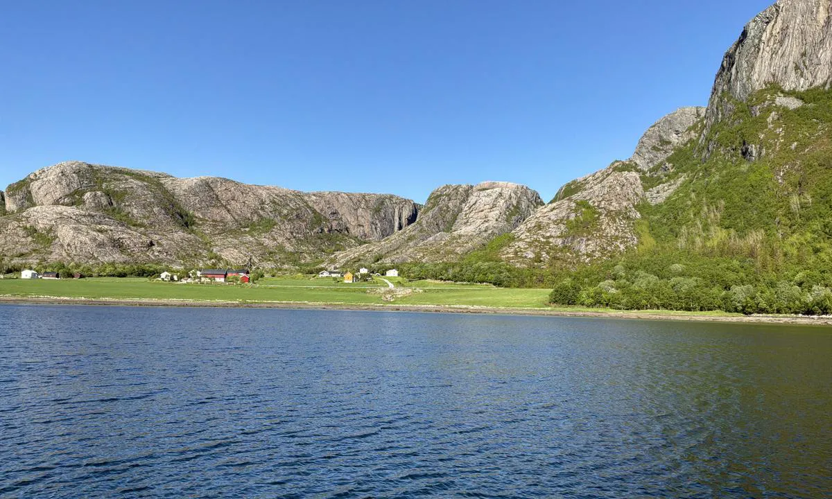 Sørjervågen: {"base": "en", "no": "Ser \u00f8stover", "se": "Ser mot \u00f6ster", "en": "Looking east", "da": "Kigger mod \u00f8st", "fr": "En regardant vers l'est", "de": "Blick nach Osten", "es": "Mirando al este", "it": "Guardando a est", "pt": "Olhando para leste", "nl": "Kijkend naar het oosten", "pl": "Patrz\u0105c na wsch\u00f3d", "uk": "\u0412\u0438\u0433\u043b\u044f\u0434 \u043d\u0430 \u0441\u0445\u0456\u0434", "ro": "Privind spre est", "tr": "Do\u011fuya bakarken", "el": "\u039a\u03bf\u03b9\u03c4\u03ac\u03b6\u03bf\u03bd\u03c4\u03b1\u03c2 \u03b1\u03bd\u03b1\u03c4\u03bf\u03bb\u03b9\u03ba\u03ac", "cs": "Pohled na v\u00fdchod", "hu": "Kelet fel\u00e9 n\u00e9zve", "fi": "Katsoen it\u00e4\u00e4n", "bg": "\u0413\u043b\u0435\u0434\u0430\u0439\u043a\u0438 \u043d\u0430 \u0438\u0437\u0442\u043e\u043a", "sr": "Gledaju\u0107i ka istoku", "et": "Vaade itta", "lv": "Skatoties uz austrumiem", "lt": "\u017di\u016brint \u012f rytus"}