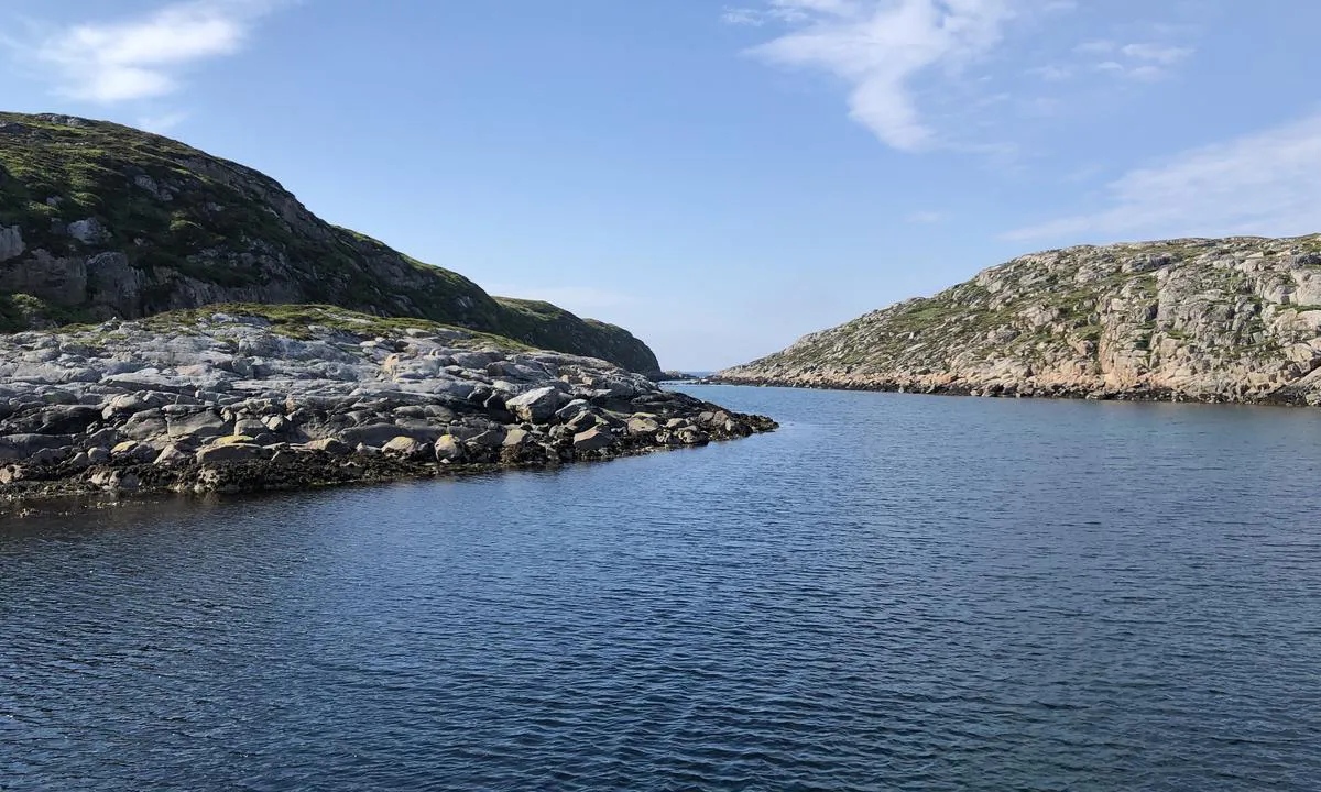 Sørøyan - Flatholmen: Det er flere øyer og bukter hvor man kan ankre opp på sandbunn og dybder inntil 10 meter.