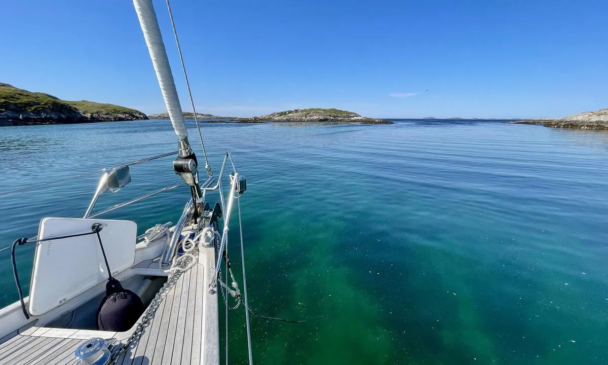 Sørøyan - Vikna: {"base": "no", "no": "Sandbunn, anker bom fast", "se": "Sandbotten, ankare bom fast", "en": "Sand bottom, anchor holds firmly", "da": "Sandbund, anker bom fast", "fr": "Fond de sable, ancre bien fix\u00e9e", "de": "Sandboden, Anker h\u00e4lt fest", "es": "Fondo de arena, ancla se mantendr\u00e1 firme", "it": "Fondale sabbioso, ancoraggio ben saldo", "pt": "Fundo de areia, \u00e2ncora bem presa", "nl": "Zandbodem, anker houdt goed vast", "pl": "Piaszczyste dno, kotwica trzyma pewnie", "uk": "\u041f\u0456\u0449\u0430\u043d\u0435 \u0434\u043d\u043e, \u044f\u043a\u043e\u0440 \u0442\u0440\u0438\u043c\u0430\u0454 \u0434\u043e\u0431\u0440\u0435", "ro": "Fund de nisip, ancor\u0103 bine fixat\u0103", "tr": "Kum taban\u0131, \u00e7apa s\u0131k\u0131ca tutar", "el": "\u0391\u03bc\u03bc\u03ce\u03b4\u03b7\u03c2 \u03b2\u03c5\u03b8\u03cc\u03c2, \u03ac\u03b3\u03ba\u03c5\u03c1\u03b1 <b>\u03ba\u03b1\u03bb\u03ac</b> \u03c0\u03b9\u03b1\u03c3\u03bc\u03ad\u03bd\u03b7", "cs": "P\u00eds\u010dit\u00e9 dno, kotva dr\u017e\u00ed pevn\u011b", "hu": "Homokos fen\u00e9k, horgony tart szil\u00e1rdan", "fi": "Hiekkapohja, ankkuri pit\u00e4\u00e4 hyvin", "bg": "\u041f\u044f\u0441\u044a\u0447\u043d\u043e \u0434\u044a\u043d\u043e, \u043a\u043e\u0442\u0432\u0430 \u0434\u043e\u0431\u0440\u0435 \u0437\u0430\u0445\u0432\u0430\u043d\u0430\u0442\u0430", "sr": "Peskovito dno, sidro dobro dr\u017ei", "et": "Liivap\u00f5hi, ankur tugevalt kinni", "lv": "Smil\u0161u dibens, enkurs stingri turas", "lt": "Sm\u0117lio dugnas, inkaras laikosi tvirtai"}