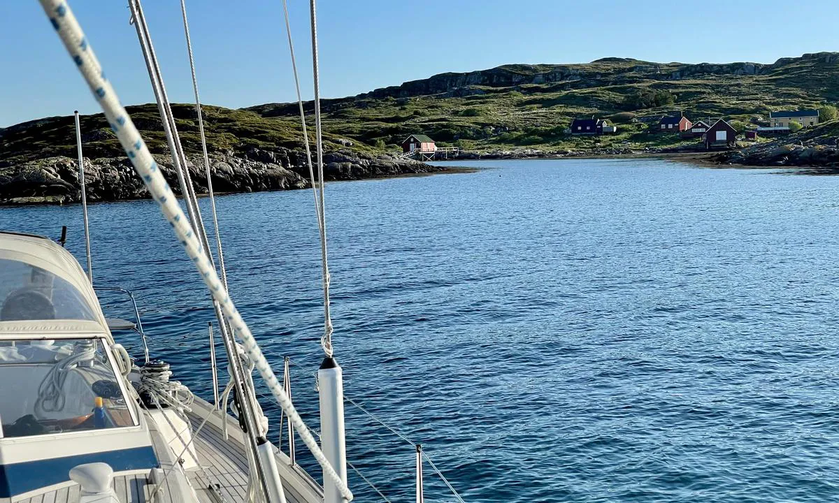 Sørøyan - Vikna: {"base": "no", "no": "Flytebrygge inne p\u00e5 v\u00e5gen, den flyter knapt p\u00e5 lavvann.", "se": "Flytbrygga inne i viken, den flyter knappt vid l\u00e5gvatten.", "en": "Floating dock inside the bay, it barely floats at low tide.", "da": "Flydebro inde i v\u00e5gen, den flyder n\u00e6ppe ved lavvande.", "fr": "Pontons \u00e0 l'int\u00e9rieur de la baie, ils flottent \u00e0 peine \u00e0 mar\u00e9e basse.", "de": "<p>Schwimmsteg innerhalb der Bucht, er schwimmt kaum bei Niedrigwasser.</p>", "es": "Pantal\u00e1n flotante en la ensenada, apenas flota en marea baja.", "it": "Pontile galleggiante all'interno del porto, galleggia a malapena con la bassa marea.", "pt": "Ponte flutuante dentro da enseada, mal flutua na mar\u00e9 baixa.", "nl": "Drijvende steiger binnen de baai, deze drijft nauwelijks bij laagwater.", "pl": "P\u0142ywaj\u0105cy pomost w zatoce, ledwo unosi si\u0119 przy niskim stanie wody.", "uk": "\u041f\u043b\u0430\u0432\u0443\u0447\u0438\u0439 \u043f\u0456\u0440\u0441 \u0432\u0441\u0435\u0440\u0435\u0434\u0438\u043d\u0456 \u0433\u0430\u0432\u0430\u043d\u0456, \u043b\u0435\u0434\u044c \u0442\u0440\u0438\u043c\u0430\u0454\u0442\u044c\u0441\u044f \u043d\u0430 \u043f\u043b\u0430\u0432\u0443 \u043f\u0456\u0434 \u0447\u0430\u0441 \u0432\u0456\u0434\u043f\u043b\u0438\u0432\u0443.", "ro": "Dig plutitor \u00een interiorul golfule\u021bului, plute\u0219te abia la reflux.", "tr": "R\u0131ht\u0131m\u0131n i\u00e7inde y\u00fczer iskele, neredeyse al\u00e7ak su seviyesinde y\u00fczer.", "el": "\u03a0\u03bb\u03c9\u03c4\u03ae \u03c0\u03c1\u03bf\u03b2\u03bb\u03ae\u03c4\u03b1 \u03bc\u03ad\u03c3\u03b1 \u03c3\u03c4\u03bf \u03bb\u03b9\u03bc\u03b1\u03bd\u03ac\u03ba\u03b9, \u03bc\u03cc\u03bb\u03b9\u03c2 \u03b5\u03c0\u03b9\u03c0\u03bb\u03ad\u03b5\u03b9 \u03c3\u03c4\u03b7\u03bd \u03ac\u03bc\u03c0\u03c9\u03c4\u03b7.", "cs": "Plovouc\u00ed molo uvnit\u0159 z\u00e1livu, sotva plave p\u0159i n\u00edzk\u00e9m p\u0159\u00edlivu.", "hu": "\u00dasz\u00f3m\u00f3l\u00f3 a lag\u00fan\u00e1ban, alig lebeg ap\u00e1lykor.", "fi": "Laituri aallonmurtajan sis\u00e4puolella, se kelluu tuskin matalavedell\u00e4.", "bg": "\u041f\u043b\u0430\u0432\u0430\u0449 \u043f\u043e\u043d\u0442\u043e\u043d \u0432 \u0437\u0430\u043b\u0438\u0432\u0447\u0435\u0442\u043e, \u0442\u043e\u0439 \u0435\u0434\u0432\u0430 \u043f\u043b\u0430\u0432a \u043f\u0440\u0438 \u043e\u0442\u043b\u0438\u0432.", "sr": "Plutaju\u0107i mol unutar luke, jedva pluta pri oseci.", "et": "Ujuvkai sees vaagenil, vaevu p\u00fcsib madalveel peal.", "lv": "Peldo\u0161ais piest\u0101tne iek\u0161\u0101 l\u012bc\u012b, tas knapi peld pie zema \u016bdens l\u012bme\u0146a.", "lt": "Plaukiojantis pontoninis tiltas \u012flankoje, jis vos laikosi ant vandens per \u017eem\u0105 potvyn\u012f."}