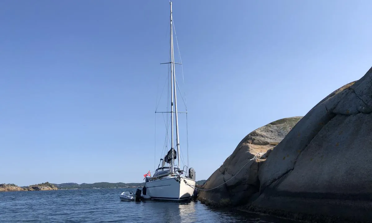 I innseilinga til Sperrvik er det en liten holme hvor du kan fortøye longside mot berget. Det er flere bolter å gjøre fast i. Det er den siste holmen på vei inn, og båten på bildet ligger på nordvest på holmen (som ikke har navn på sjøkart).