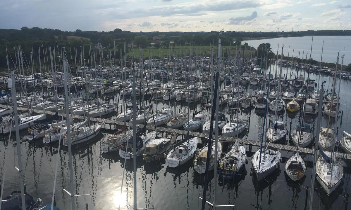 {"base": "de", "no": "Sportsbrygge Gelting Mole", "se": "Sporthamn Gelting Mole", "en": "Gelting Mole Marina", "da": "Sportshavn Gelting Mole", "fr": "Port de Plaisance Gelting Mole", "de": "Sporthafen Gelting Mole", "es": "Puerto Deportivo Gelting Mole", "it": "Porto turistico Gelting Mole", "pt": "Porto Desportivo Gelting Mole", "nl": "Sporthaven Gelting Mole", "pl": "Port jachtowy Gelting Mole", "uk": "\u0421\u043f\u043e\u0440\u0442\u0438\u0432\u043d\u0430 \u0433\u0430\u0432\u0430\u043d\u044c \u0413\u0435\u043b\u044c\u0442\u0456\u043d\u0433 \u041c\u043e\u043b\u0435", "ro": "Portul sportiv Gelting Mole", "tr": "Spor Liman\u0131 Gelting Mole", "el": "\u0391\u03b8\u03bb\u03b7\u03c4\u03b9\u03ba\u03ae \u039c\u03b1\u03c1\u03af\u03bd\u03b1 Gelting Mole", "cs": "Sportovn\u00ed p\u0159\u00edstav Gelting Mole", "hu": "Gelting Mole Sportkik\u00f6t\u0151", "fi": "Urheilusatama Geltingin laituri", "bg": "\u0421\u043f\u043e\u0440\u0442\u043d\u043e \u043f\u0440\u0438\u0441\u0442\u0430\u043d\u0438\u0449\u0435 \u0413\u0435\u043b\u0442\u0438\u043d\u0433 \u041c\u043e\u043b\u0435", "sr": "Sportska luka Gelting Mole", "et": "Gelting Mole jahtsadam", "lv": "Sporta osta Gelting Mole", "lt": "Sporto uostas Gelting Mole"}