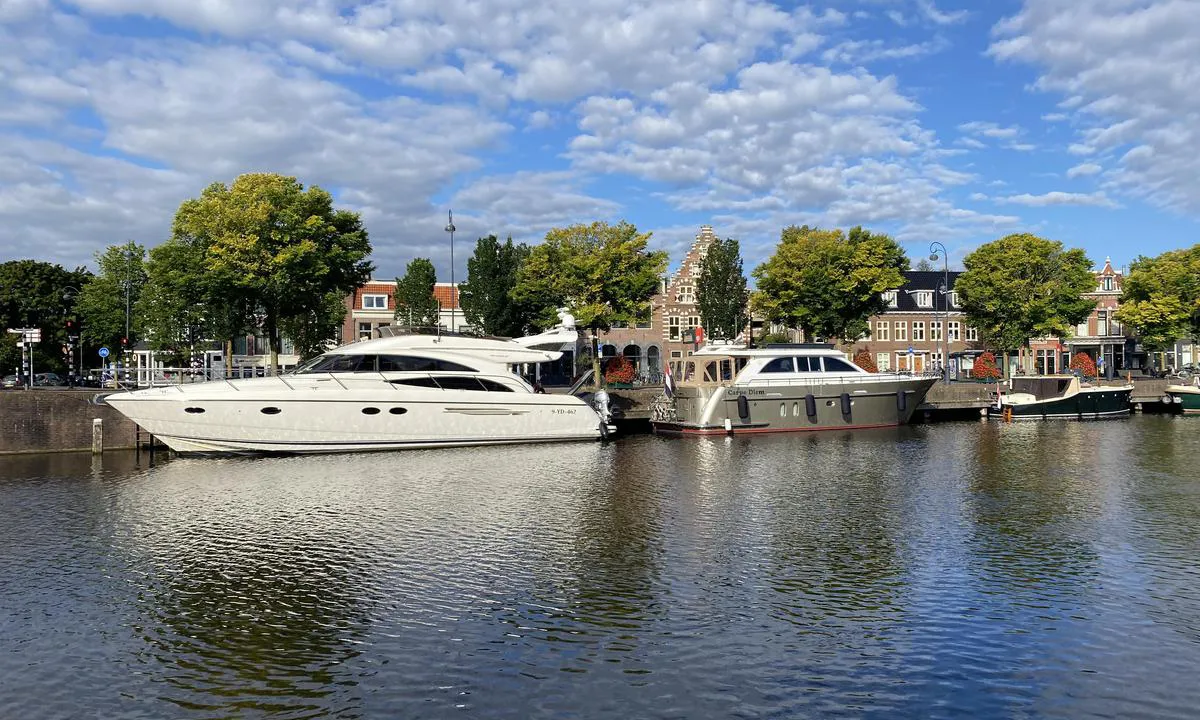 Stadhaven Harlingen: {"base": "no", "no": "Det er relativt god plass til alle st\u00f8rrelser p\u00e5 b\u00e5ter.", "se": "Det \u00e4r relativt gott om plats f\u00f6r alla storlekar p\u00e5 b\u00e5tar.", "en": "There is relatively good space for boats of all sizes.", "da": "Der er relativt god plads til alle st\u00f8rrelser af b\u00e5de.", "fr": "Il y a relativement beaucoup de place pour tous les tailles de bateaux.", "de": "Es gibt relativ viel Platz f\u00fcr alle Bootsgr\u00f6\u00dfen.", "es": "Hay relativamente buen espacio para barcos de todos los tama\u00f1os.", "it": "C'\u00e8 uno spazio relativamente buono per tutte le dimensioni delle barche.", "pt": "H\u00e1 espa\u00e7o relativamente bom para barcos de todos os tamanhos.", "nl": "Er is relatief veel ruimte voor boten van alle groottes.", "pl": "Jest stosunkowo du\u017co miejsca dla wszystkich rozmiar\u00f3w \u0142odzi.", "uk": "\u041c\u0456\u0441\u0446\u044f \u0432\u0456\u0434\u043d\u043e\u0441\u043d\u043e \u0434\u043e\u0441\u0442\u0430\u0442\u043d\u044c\u043e \u0434\u043b\u044f \u0441\u0443\u0434\u0435\u043d \u0431\u0443\u0434\u044c-\u044f\u043a\u043e\u0433\u043e \u0440\u043e\u0437\u043c\u0456\u0440\u0443.", "ro": "Exist\u0103 spa\u021biu relativ bun pentru toate dimensiunile de ambarca\u021biuni.", "tr": "T\u00fcm b\u00fcy\u00fckl\u00fckteki tekneler i\u00e7in nispeten iyi bir yer var.", "el": "\u03a5\u03c0\u03ac\u03c1\u03c7\u03b5\u03b9 \u03c3\u03c7\u03b5\u03c4\u03b9\u03ba\u03ac \u03ba\u03b1\u03bb\u03cc\u03c2 \u03c7\u03ce\u03c1\u03bf\u03c2 \u03b3\u03b9\u03b1 \u03cc\u03bb\u03b1 \u03c4\u03b1 \u03bc\u03b5\u03b3\u03ad\u03b8\u03b7 \u03c3\u03ba\u03b1\u03c6\u03ce\u03bd.", "cs": "Je zde relativn\u011b dostatek m\u00edsta pro v\u0161echny velikosti lod\u00ed.", "hu": "Viszonylag b\u0151s\u00e9ges hely \u00e1ll rendelkez\u00e9sre minden haj\u00f3m\u00e9ret sz\u00e1m\u00e1ra.", "fi": "Satamassa on suhteellisen hyvin tilaa kaiken kokoisille veneille.", "bg": "\u0417\u0430 \u0432\u0441\u0438\u0447\u043a\u0438 \u0440\u0430\u0437\u043c\u0435\u0440\u0438 \u043b\u043e\u0434\u043a\u0438 \u0438\u043c\u0430 \u043e\u0442\u043d\u043e\u0441\u0438\u0442\u0435\u043b\u043d\u043e \u0434\u043e\u0441\u0442\u0430\u0442\u044a\u0447\u043d\u043e \u043c\u044f\u0441\u0442\u043e.", "sr": "Relativno je dovoljno mesta za sve veli\u010dine brodova.", "et": "Relatiivselt on piisavalt ruumi igas suuruses paatidele.", "lv": "Ir relat\u012bvi daudz vietas visu izm\u0113ru laiv\u0101m.", "lt": "Uoste yra pakankamai vietos vis\u0173 dyd\u017ei\u0173 laivams."}