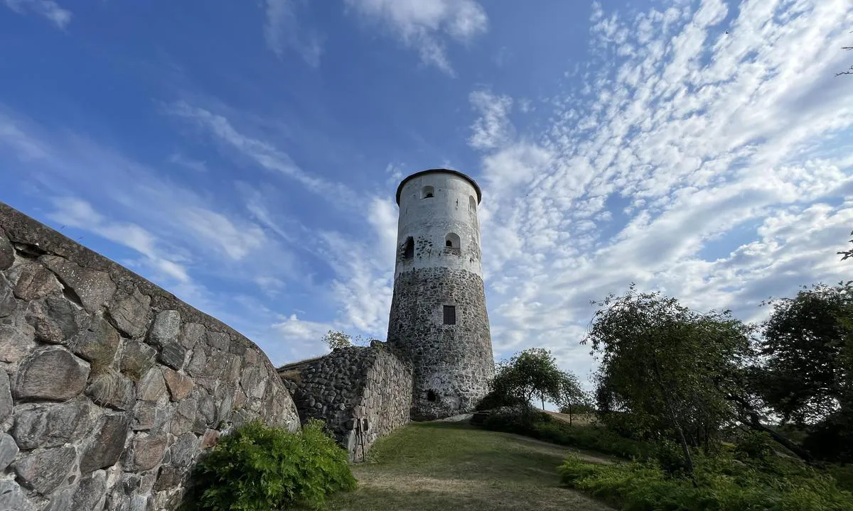 Stegeborgs hamn: En havn med en borg / slott fra 900-tallet som nærmeste nabo. I bruk fra 900-1600. I privat eie. Koster 50 kr å besøke stedet. Billett kjøpes i automat og skannes ved inngangen.