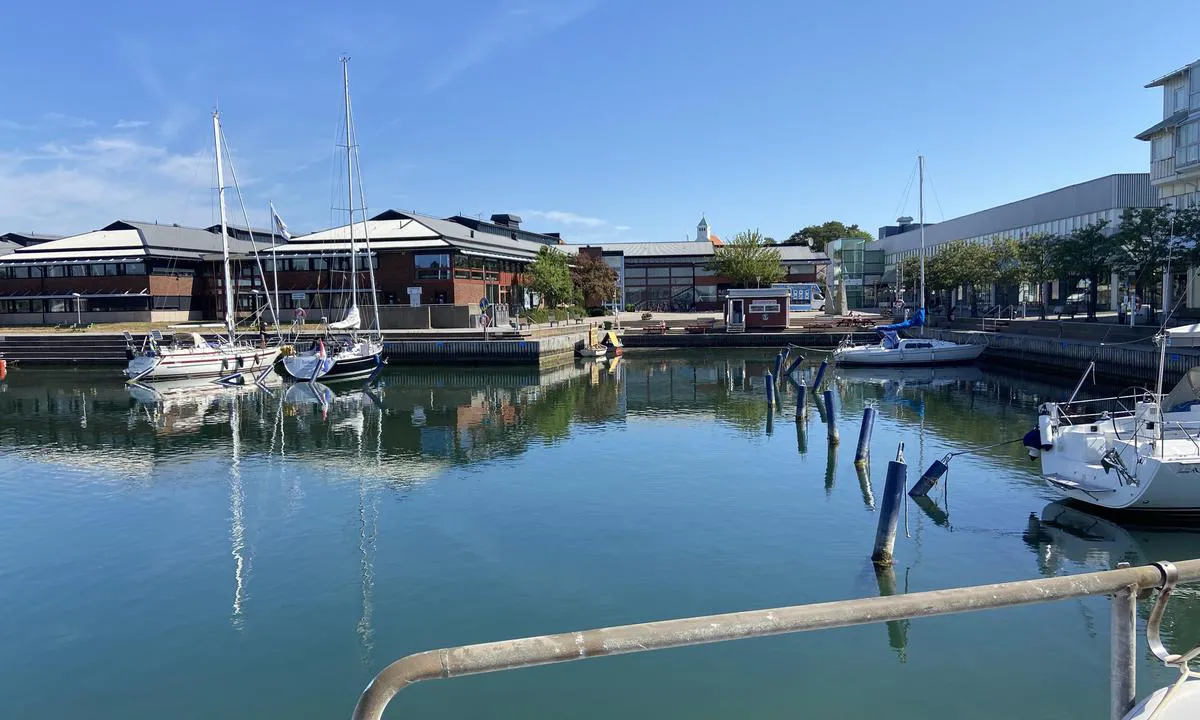 Stenungsund - Stenungs Torg: Only one corner of the harbour for guests.
15 places with mooring aft.