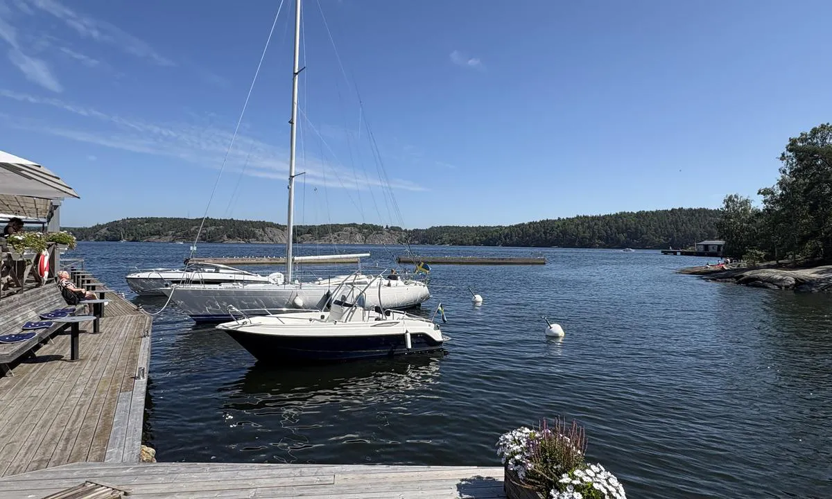 Stockholm - Fjäderholmarna: {"base": "de", "no": "Gjesteplass \u00d8st", "se": "G\u00e4stbrygga \u00d6st", "en": "Guest pier East", "da": "G\u00e6stebro \u00d8st", "fr": "Ponton d'accueil Est", "de": "G\u00e4stesteg Ost", "es": "Muelle de invitados Este", "it": "Ponte degli ospiti Est", "pt": "Cais de visitantes Leste", "nl": "Gastensteiger Oost", "pl": "Pomost dla go\u015bci Wsch\u00f3d", "uk": "\u0413\u043e\u0441\u0442\u044c\u043e\u0432\u0438\u0439 \u043f\u0440\u0438\u0447\u0430\u043b \u0421\u0445\u0456\u0434", "ro": "Pontoonul de oaspe\u021bi Est", "tr": "Misafir iskelesi Do\u011fu", "el": "\u03a0\u03c1\u03bf\u03b2\u03bb\u03ae\u03c4\u03b1 \u03b5\u03c0\u03b9\u03c3\u03ba\u03b5\u03c0\u03c4\u03ce\u03bd \u0391\u03bd\u03b1\u03c4\u03bf\u03bb\u03ae", "cs": "Hostuj\u00edc\u00ed mola v\u00fdchod", "hu": "Vend\u00e9gm\u00f3l\u00f3 Kelet", "fi": "Vieraslaituri It\u00e4", "bg": "\u041f\u043e\u043d\u0442\u043e\u043d\u0430 \u0437\u0430 \u0433\u043e\u0441\u0442\u0438 \u0418\u0437\u0442\u043e\u043a", "sr": "G\u00e4stesteg Ost", "et": "K\u00fclaliskai ida", "lv": "Viesu piest\u0101tne Austrumi", "lt": "Sve\u010di\u0173 prieplauka Rytai"}