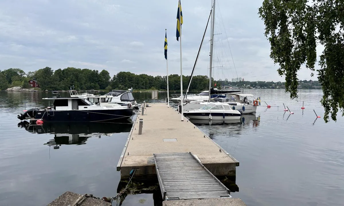 Stockholm - Fjäderholmarna: {"base": "de", "no": "Gjestebrygge Nord", "se": "G\u00e4stbrygga Nord", "en": "Guest dock North", "da": "G\u00e6stebro Nord", "fr": "Ponton des invit\u00e9s Nord", "de": "G\u00e4stesteg Nord", "es": "Muelle de invitados Norte", "it": "Pontile Nord per Ospiti", "pt": "Ponte de h\u00f3spedes norte", "nl": "Gastensteiger Noord", "pl": "Pomost dla go\u015bci P\u00f3\u0142noc", "uk": "\u041f\u0440\u0438\u0447\u0430\u043b \u0434\u043b\u044f \u0433\u043e\u0441\u0442\u0435\u0439 \u041f\u0456\u0432\u043d\u0456\u0447", "ro": "Pontonul pentru oaspe\u021bi Nord", "tr": "Kuzey Misafir \u0130skelesi", "el": "\u03a0\u03c1\u03bf\u03b2\u03bb\u03ae\u03c4\u03b1\u03c2 \u03c6\u03b9\u03bb\u03bf\u03be\u03b5\u03bd\u03af\u03b1\u03c2 \u0392\u03cc\u03c1\u03b5\u03b9\u03b1", "cs": "P\u0159\u00edstavn\u00ed molo pro hosty Sever", "hu": "Vend\u00e9gm\u00f3l\u00f3 \u00c9szak", "fi": "Vieraslaituri Pohjoinen", "bg": "\u041f\u0440\u0438\u0441\u0442\u0430\u043d\u0438\u0449\u0435 \u0437\u0430 \u0433\u043e\u0441\u0442\u0438 \u0421\u0435\u0432\u0435\u0440", "sr": "Pristani\u0161te za goste sever", "et": "K\u00fclaliskai P\u00f5hjas", "lv": "Viesu piest\u0101tne Zieme\u013ci", "lt": "Sve\u010di\u0173 prieplauka \u0160iaur\u0117"}