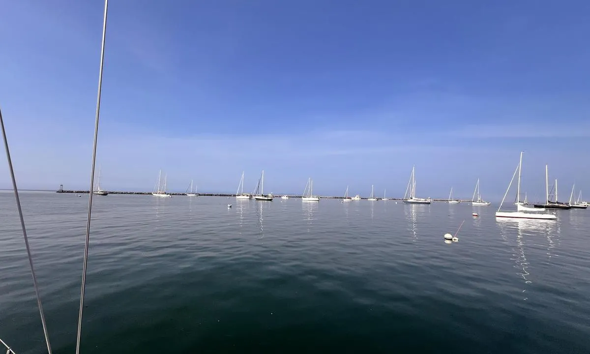 Stonington Harbor: {"base": "en", "no": "I ankringsomr\u00e5det ser vi s\u00f8rover med den indre moloen i bakgrunnen", "se": "I ankringsplatsen och ser s\u00f6derut med den inre v\u00e5gbrytaren i bakgrunden", "en": "In the anchorage looking south with the inner breakwater in the background", "da": "I ankerpladsen med udsigt mod syd med den indre b\u00f8lgebryder i baggrunden", "fr": "Dans le mouillage en regardant vers le sud avec la jet\u00e9e int\u00e9rieure en arri\u00e8re-plan", "de": "Im Ankerplatz mit Blick nach S\u00fcden und dem inneren Wellenbrecher im Hintergrund", "es": "En el fondeadero mirando hacia el sur con el rompeolas interior al fondo", "it": "Nell'ancoraggio guardando a sud con il frangiflutti interno sullo sfondo", "pt": "Na \u00e2ncora olhando para o sul com o quebra-mar interno ao fundo", "nl": "In het ankergebied kijkend naar het zuiden met de binnenste golfbreker op de achtergrond", "pl": "Na kotwicowisku z widokiem na po\u0142udnie, z wewn\u0119trznym falochronem w tle", "uk": "\u041d\u0430 \u044f\u043a\u0456\u0440\u043d\u0456\u0439 \u0441\u0442\u043e\u044f\u043d\u0446\u0456, \u0434\u0438\u0432\u043b\u044f\u0447\u0438\u0441\u044c \u043d\u0430 \u043f\u0456\u0432\u0434\u0435\u043d\u044c, \u0437 \u0432\u043d\u0443\u0442\u0440\u0456\u0448\u043d\u0456\u043c \u0445\u0432\u0438\u043b\u0435\u0440\u0456\u0437\u043e\u043c \u043d\u0430 \u0437\u0430\u0434\u043d\u044c\u043e\u043c\u0443 \u043f\u043b\u0430\u043d\u0456", "ro": "\u00cen ancoraj, privind spre sud, cu digul interior \u00een fundal", "tr": "\u0130\u00e7 mendire\u011fin arka planda g\u00f6r\u00fcnd\u00fc\u011f\u00fc g\u00fcneydeki demirleme yeri", "el": "\u03a3\u03c4\u03b7\u03bd \u03b1\u03b3\u03ba\u03c5\u03c1\u03bf\u03b2\u03cc\u03bb\u03b7\u03c3\u03b7 \u03ba\u03bf\u03b9\u03c4\u03ac\u03b6\u03bf\u03bd\u03c4\u03b1\u03c2 \u03bd\u03cc\u03c4\u03b9\u03b1 \u03bc\u03b5 \u03c4\u03bf\u03bd \u03b5\u03c3\u03c9\u03c4\u03b5\u03c1\u03b9\u03ba\u03cc \u03ba\u03c5\u03bc\u03b1\u03c4\u03bf\u03b8\u03c1\u03b1\u03cd\u03c3\u03c4\u03b7 \u03c3\u03c4\u03bf \u03c0\u03b1\u03c1\u03b1\u03c3\u03ba\u03ae\u03bd\u03b9\u03bf", "cs": "V kotvi\u0161ti s v\u00fdhledem na jih s vnit\u0159n\u00edm vlnolamem v pozad\u00ed", "hu": "A horgonyz\u00f3helyen d\u00e9lre tekintve, a h\u00e1tt\u00e9rben a bels\u0151 hull\u00e1mt\u00f6r\u0151vel", "fi": "Ankkuripaikalta katsottuna etel\u00e4\u00e4n, taustalla sisempi murtosuoja", "bg": "\u0412 \u043a\u043e\u0442\u0432\u0435\u043d\u0430\u0442\u0430 \u0441\u0442\u043e\u044f\u043d\u043a\u0430, \u0433\u043b\u0435\u0434\u0430\u0439\u043a\u0438 \u043d\u0430 \u044e\u0433, \u0441\u044a\u0441 \u0437\u0430\u0449\u0438\u0442\u043d\u0430\u0442\u0430 \u0441\u0442\u0435\u043d\u0430 \u0432\u044a\u0432 \u0444\u043e\u043d\u0430", "sr": "U sidri\u0161tu gledaju\u0107i na jug sa unutra\u0161njim lukobranom u pozadini", "et": "Ankrualal l\u00f5unasse vaadates, taustaks sisemine lainemurdja", "lv": "Enkura viet\u0101, skatoties uz dienvidiem, ar iek\u0161\u0113jo molu fon\u0101", "lt": "\u012ejungus \u012flank\u0105, \u017ei\u016brint \u012f pietus, su vidiniu molu fone"}