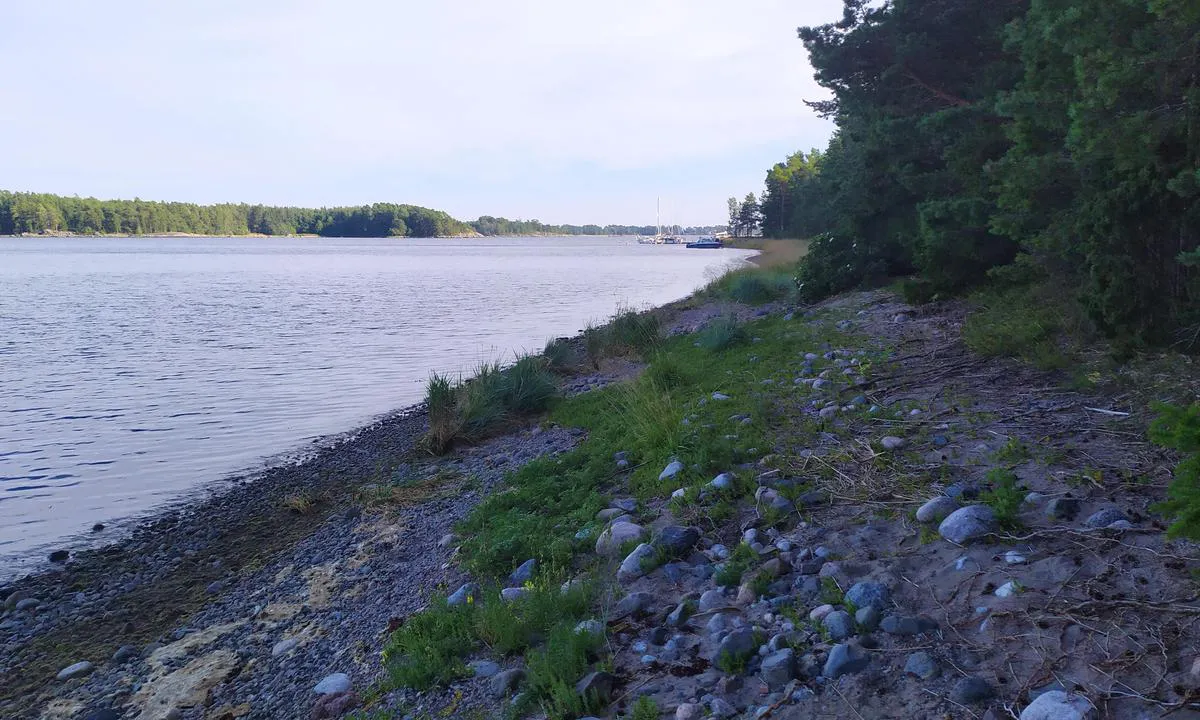 Stora brokholmen: {"base": "en", "no": "\u00d8yutsikt.", "se": "\u00d6vy", "en": "Island view.", "da": "\u00d8-udsigt."}