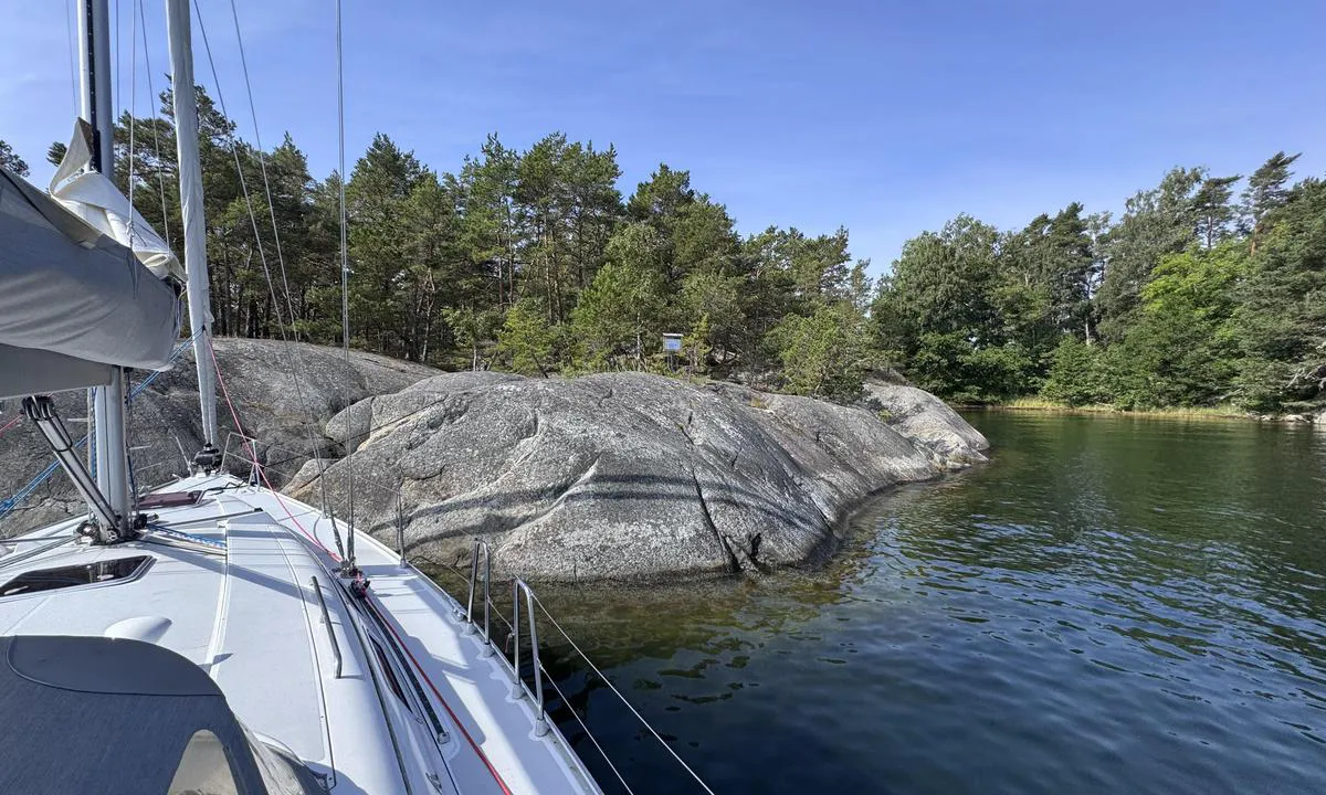 Stora Kunnören: {"base": "se", "no": "V\u00e5r 40-foter fort\u00f8yd mot klippe. Baugen peker s\u00f8rover.", "se": "V\u00e5r 40-fotare f\u00f6rt\u00f6jd mot klippa. F\u00f6ren pekar s\u00f6derut.", "en": "Our 40-footer moored to a cliff. The bow is pointing south.", "da": "Vores 40-fods b\u00e5d fort\u00f8jet mod klippe. Forstavnen peger sydp\u00e5.", "fr": "Notre voilier de 40 pieds amarr\u00e9 \u00e0 une roche. L'\u00e9trave pointe vers le sud.", "de": "Unser 40-F\u00fc\u00dfer liegt an einer Klippe festgemacht. Der Bug zeigt nach S\u00fcden.", "es": "Nuestro 40 pies atracado contra el acantilado. La proa apunta hacia el sur.", "it": "La nostra barca di 40 piedi \u00e8 ormeggiata a una scogliera. La prua \u00e8 rivolta a sud.", "pt": "Nosso barco de 40 p\u00e9s atracado contra a rocha. A proa aponta para o sul.", "nl": "Onze 40-voeter aangemeerd aan een rots. De boeg wijst naar het zuiden.", "pl": "Nasz 40-stopowy jacht zacumowany przy skale. Dzi\u00f3b wskazuje na po\u0142udnie.", "uk": "\u041d\u0430\u0448\u0435 40-\u0444\u0443\u0442\u043e\u0432\u0435 \u0441\u0443\u0434\u043d\u043e \u043f\u0440\u0438\u0448\u0432\u0430\u0440\u0442\u043e\u0432\u0430\u043d\u0435 \u0434\u043e \u0441\u043a\u0435\u043b\u0456. \u041d\u043e\u0441 \u0432\u043a\u0430\u0437\u0443\u0454 \u043d\u0430 \u043f\u0456\u0432\u0434\u0435\u043d\u044c.", "ro": "Ambarca\u021biunea noastr\u0103 de 40 de picioare este ancorat\u0103 l\u00e2ng\u0103 st\u00e2nc\u0103. Prova indic\u0103 c\u0103tre sud.", "tr": "40 feet'lik teknemiz kayal\u0131\u011fa yana\u015fm\u0131\u015f. \u00d6ne do\u011fru g\u00fcneyi i\u015faret ediyor.", "el": "\u03a4\u03bf 40-\u03c0\u03bf\u03b4\u03bf \u03c3\u03ba\u03ac\u03c6\u03bf\u03c2 \u03bc\u03b1\u03c2 \u03b4\u03b5\u03bc\u03ad\u03bd\u03bf \u03c3\u03b5 \u03b2\u03c1\u03ac\u03c7\u03bf. \u0397 \u03c0\u03bb\u03ce\u03c1\u03b7 \u03b4\u03b5\u03af\u03c7\u03bd\u03b5\u03b9 \u03c0\u03c1\u03bf\u03c2 \u03c4\u03bf \u03bd\u03cc\u03c4\u03bf.", "cs": "Na\u0161e 40-stop\u00e1 lo\u010f uv\u00e1zan\u00e1 u \u00fatesu. P\u0159\u00ed\u010f sm\u011b\u0159uje na jih.", "hu": "A 40 l\u00e1bas haj\u00f3nk a szikl\u00e1hoz k\u00f6tve. Az orr d\u00e9l fel\u00e9 mutat.", "fi": "40-jalkaisemme kiinnitettyn\u00e4 kallioon. Keula osoittaa etel\u00e4\u00e4n.", "bg": "\u041d\u0430\u0448\u0430\u0442\u0430 40-\u0444\u0443\u0442\u043e\u0432\u0430 \u043b\u043e\u0434\u043a\u0430 \u0435 \u0437\u0430\u0432\u044a\u0440\u0437\u0430\u043d\u0430 \u0437\u0430 \u0441\u043a\u0430\u043b\u0430. \u041b\u044a\u043a\u044a\u0442 \u0441\u043e\u0447\u0438 \u043d\u0430 \u044e\u0433.", "sr": "Na\u0161 40-stopni \u010damac privezan za stenu. Pramac je okrenut ka jugu.", "et": "Meie 40-jalane kinnitatud vastu kaljut. V\u00f6\u00f6r osutab l\u00f5unasse.", "lv": "M\u016bsu 40 p\u0113du laiva piestiprin\u0101ta pie klints. Priek\u0161gals nor\u0101da uz dienvidiem.", "lt": "M\u016bs\u0173 40 p\u0117d\u0173 ilgio laivas prisi\u0161vartavo prie uolos. Priekin\u0117 dalis nukreipta \u012f pietus."}